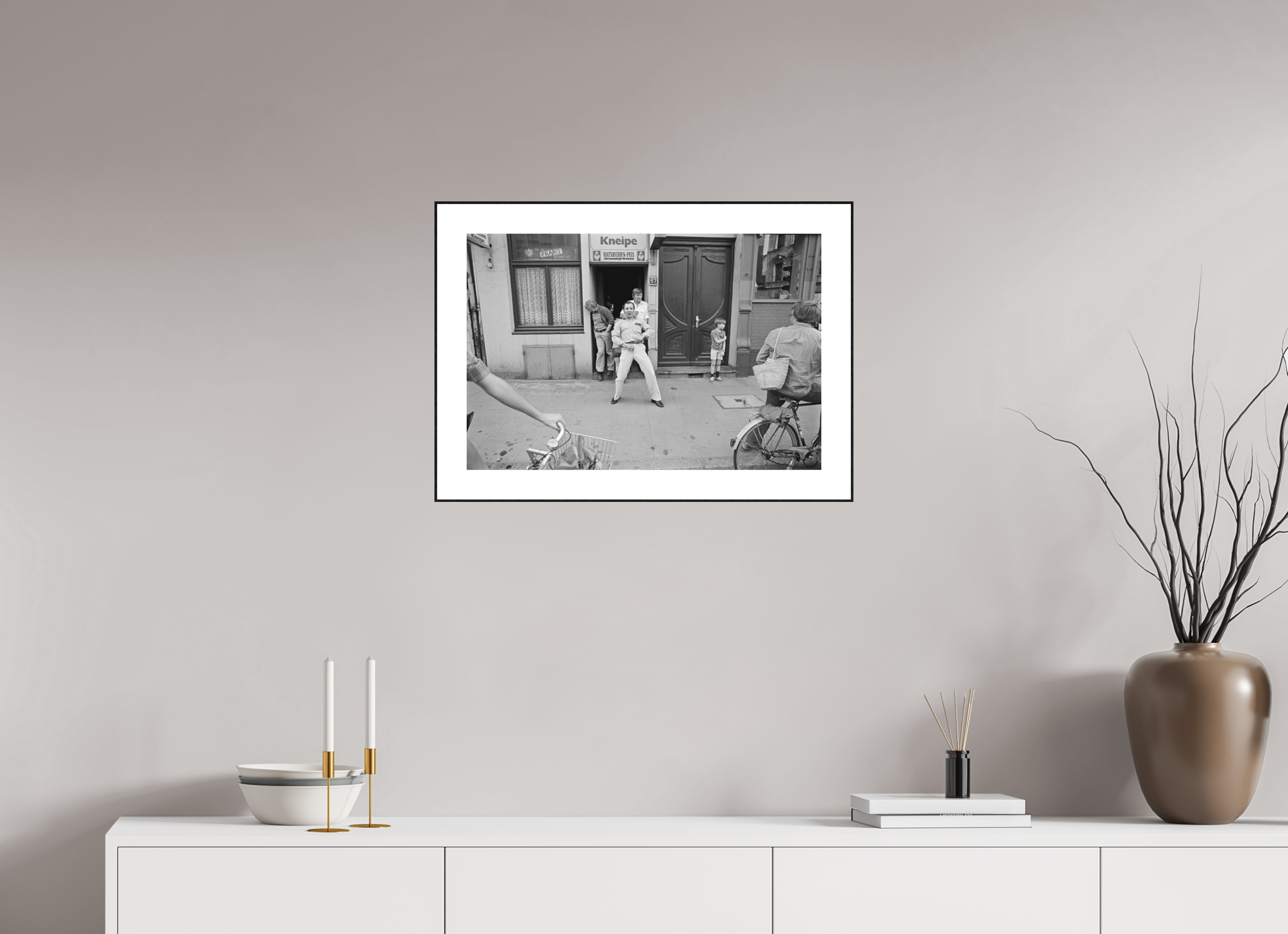 60 x 40 cm, 3b. Foto in ArtBox (4mm) mit Weißrand Johannes Hartmann: Macho-Protest gegen Fahrrad-Demo (S/W-Foto)