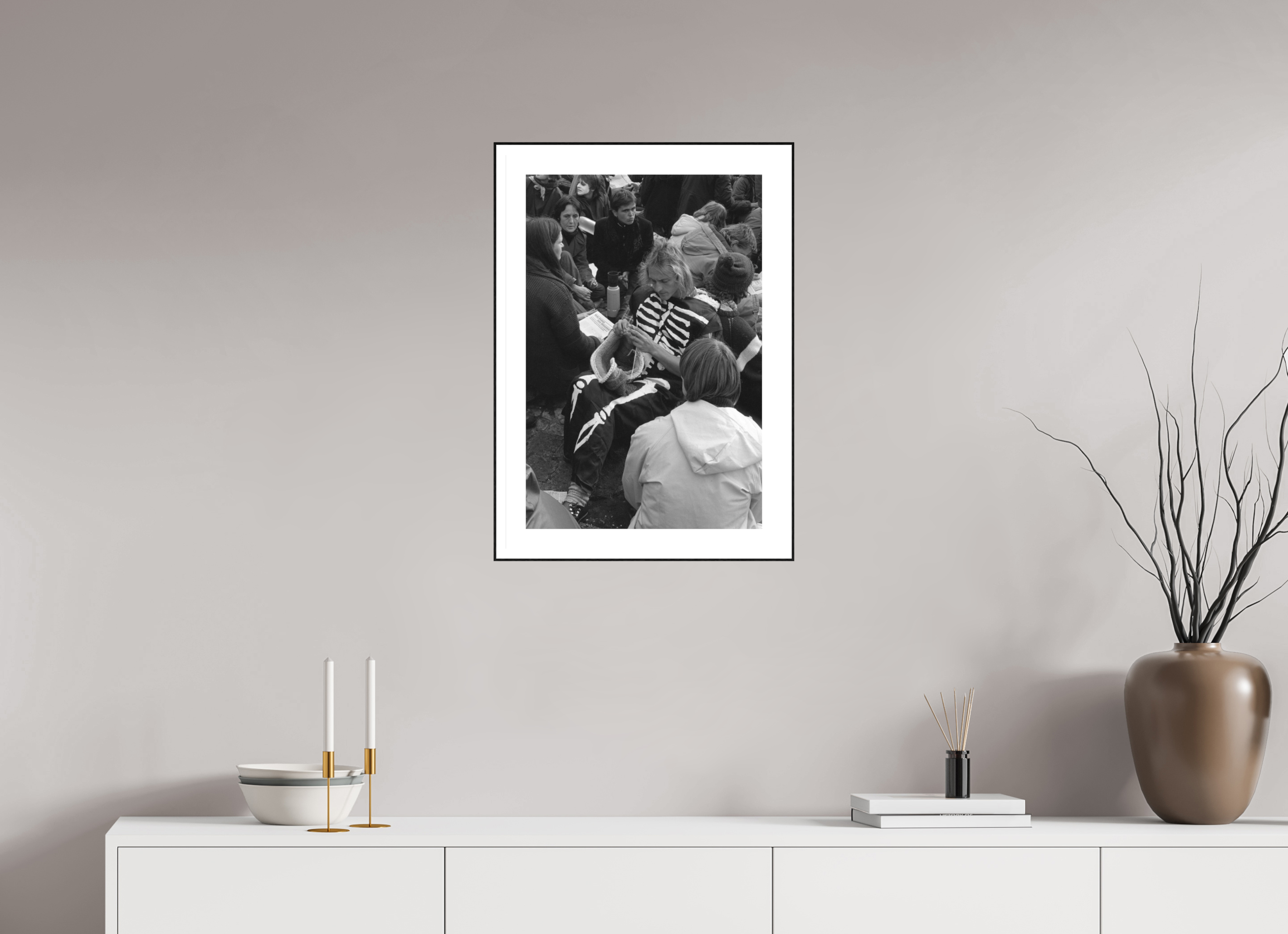 40 x 60 cm, 3b. Foto in ArtBox (4mm) mit Weißrand Johannes Hartmann: Der Tod und sein Strickzeug (S/W-Foto)