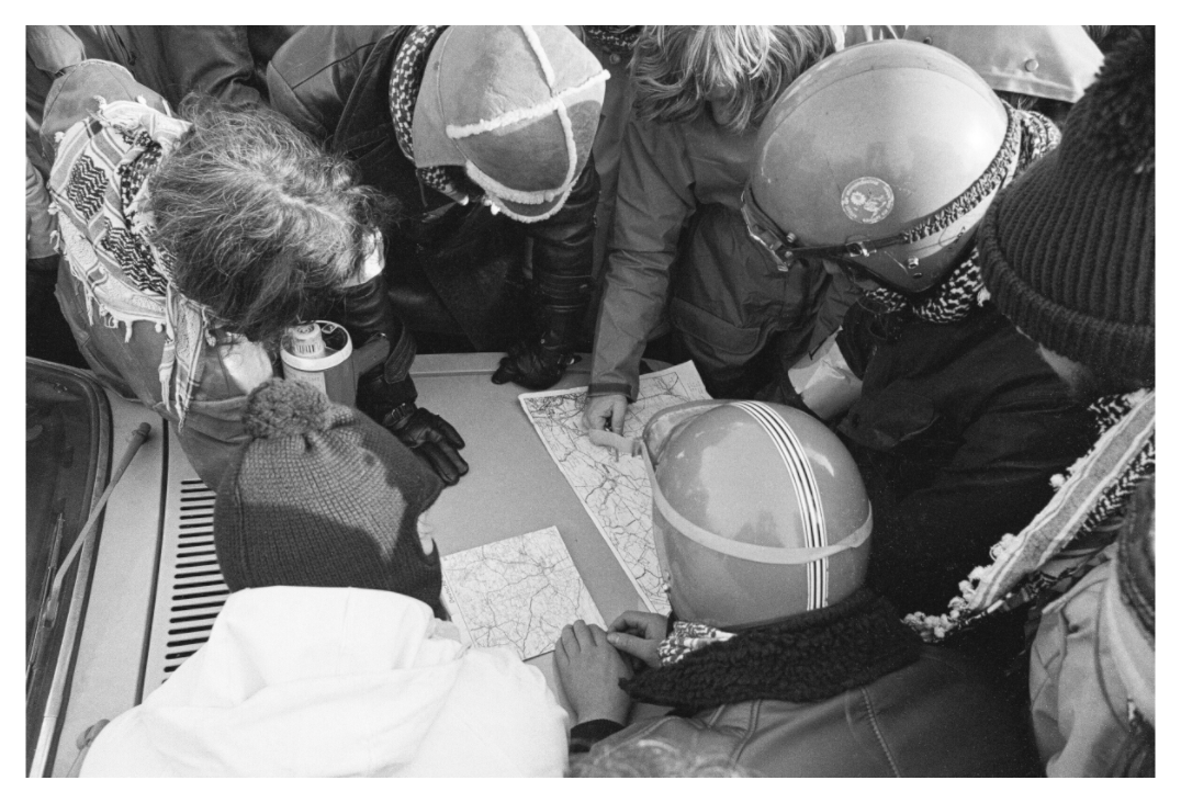 Main image Johannes Hartmann: Wie umgehen wir die Polizeisperren? (S/W-Foto)