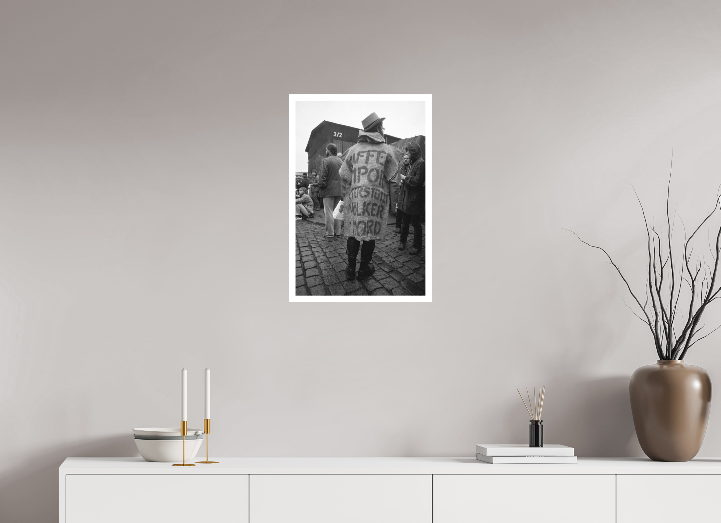 40 x 60 cm, 1. Foto mit Weißrand Johannes Hartmann: Kaffee-Import unterstützt Völkermord (S/W-Foto)