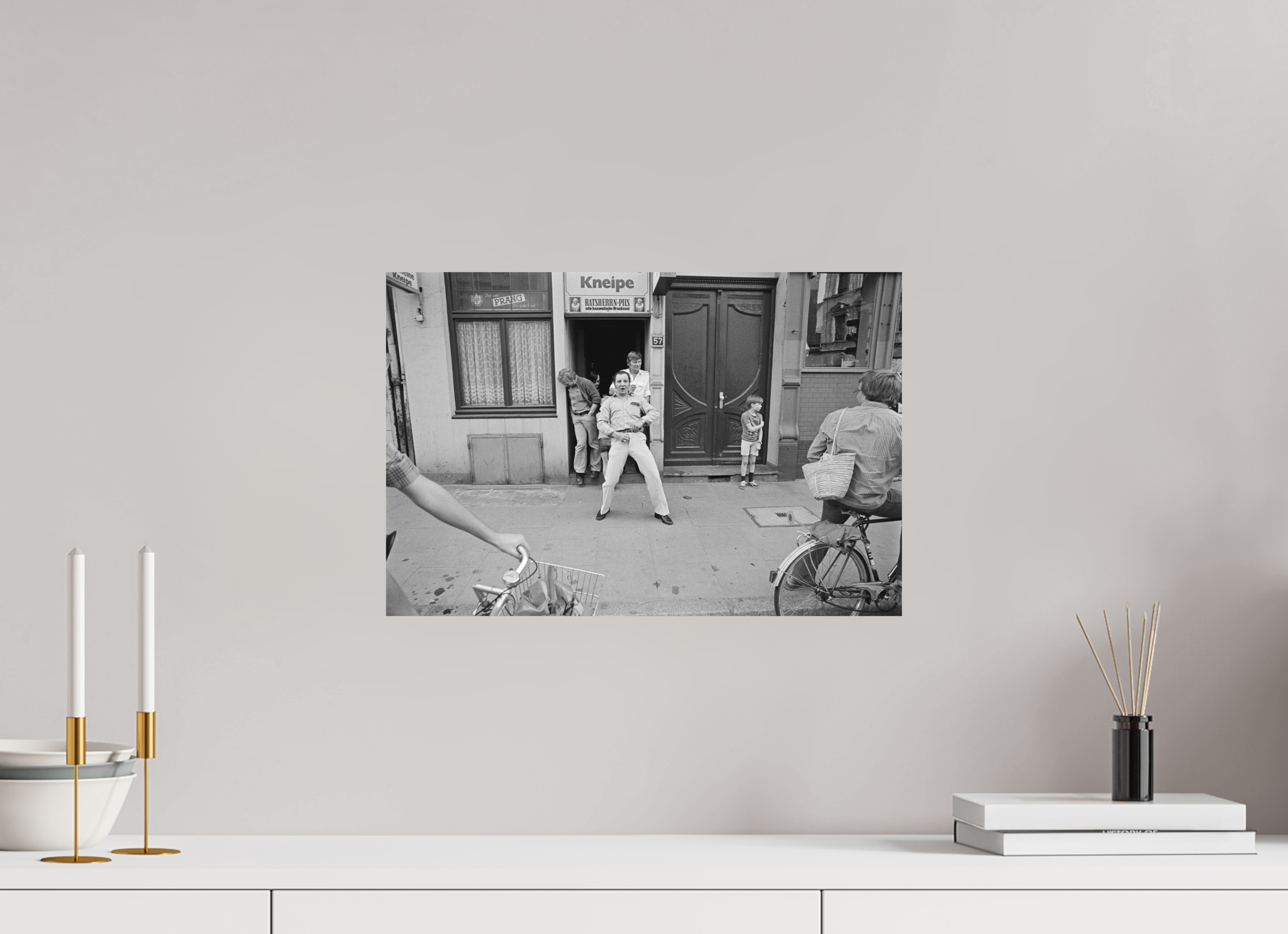 45 x 30 cm, 2. Foto auf Alu-Dibond Johannes Hartmann: Macho-Protest gegen Fahrrad-Demo (S/W-Foto)