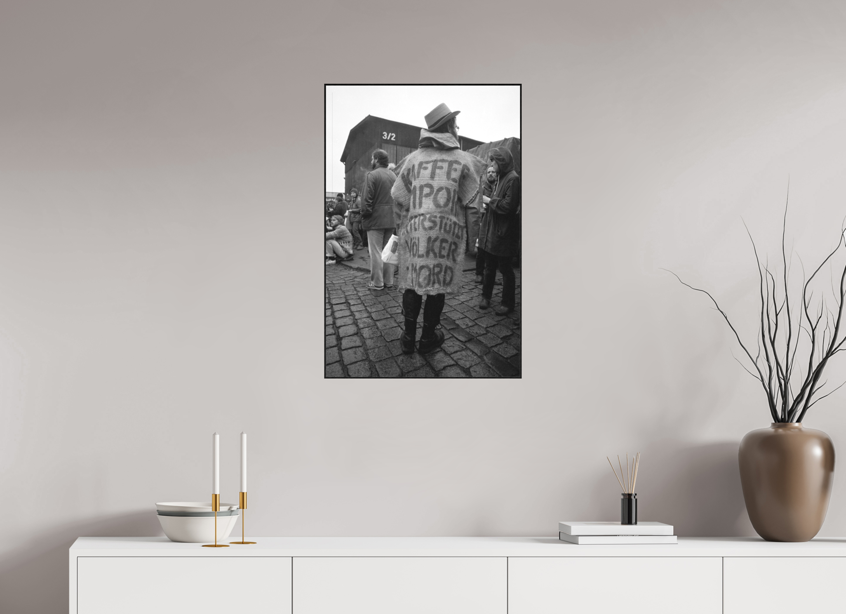 50 x 75 cm, 3a. Foto in ArtBox (4mm) Johannes Hartmann: Kaffee-Import unterstützt Völkermord (S/W-Foto)