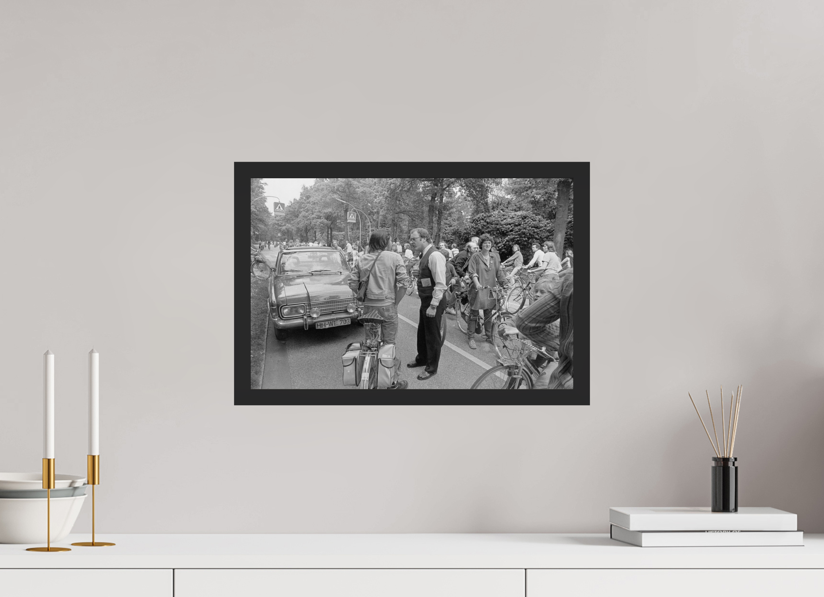 45 x 30 cm, 4a. Foto im Holz-Rahmen (20mm) Johannes Hartmann: Ihr könnt doch hier nicht einfach den ganzen Verkehr aufhalten… (S/W-Foto)