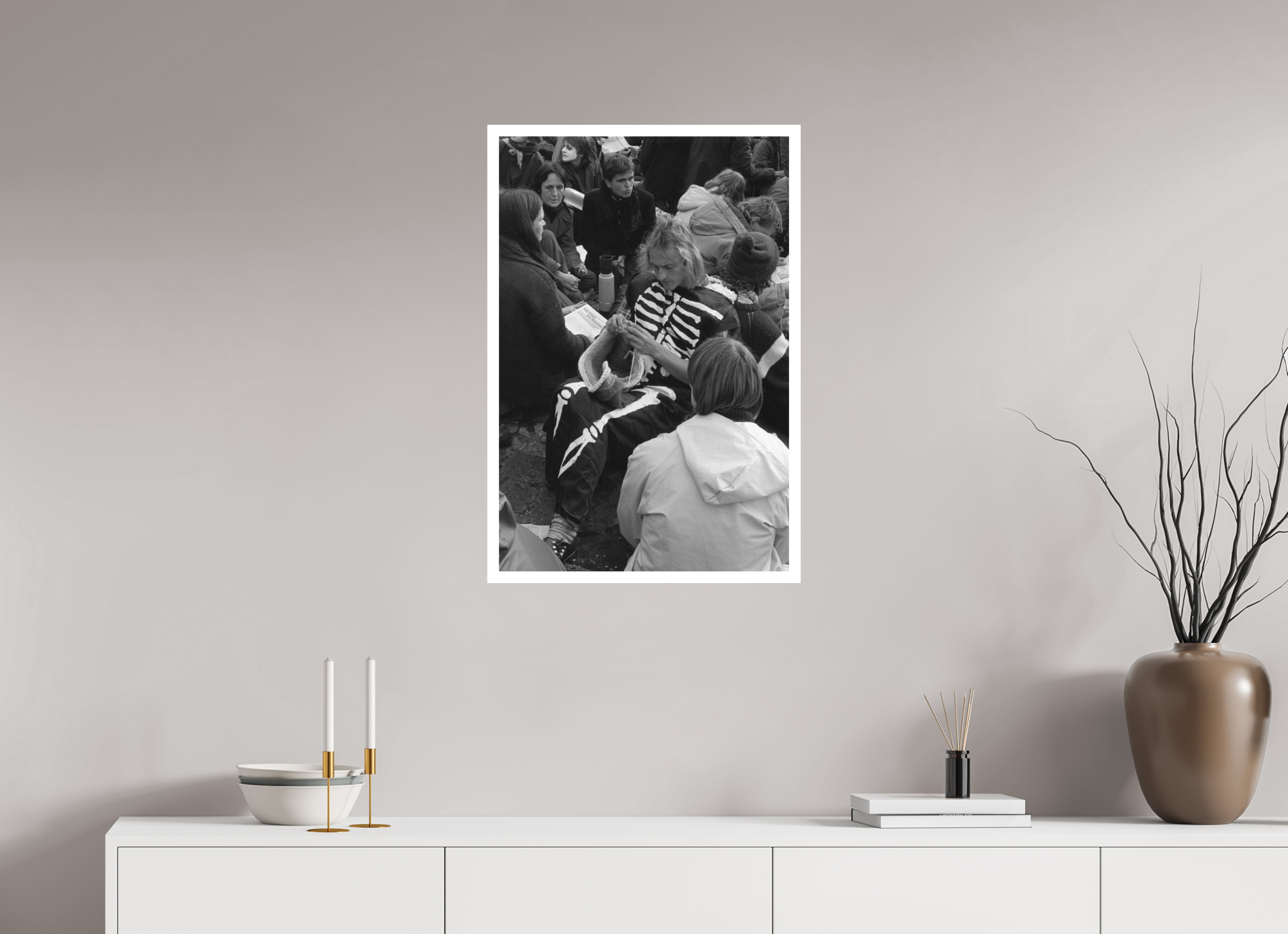 50 x 75 cm, 1. Foto mit Weißrand Johannes Hartmann: Der Tod und sein Strickzeug (S/W-Foto)