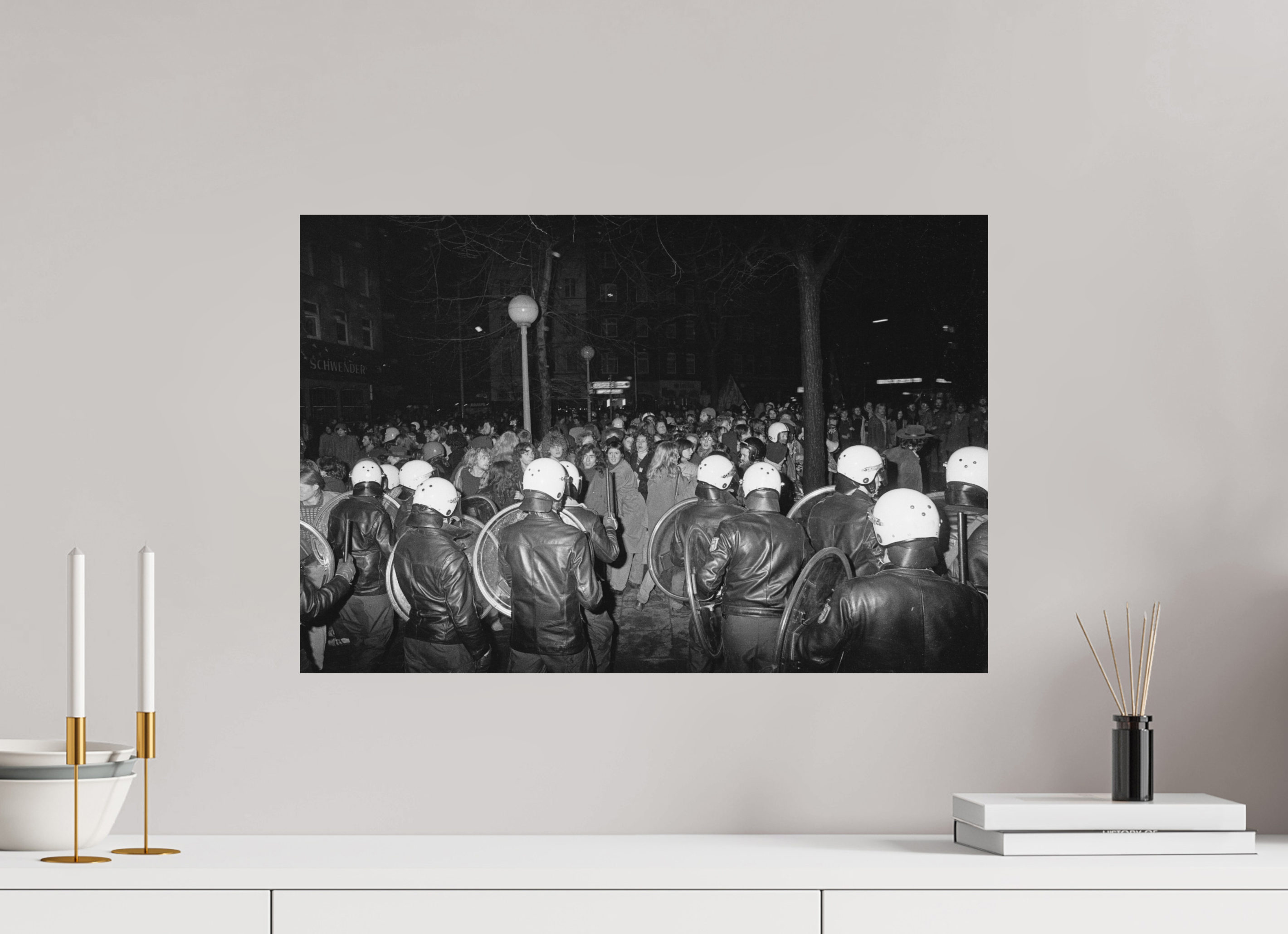 60 x 40 cm, 2. Foto auf Alu-Dibond Johannes Hartmann: Ende der Demonstration gegen den Polizeistaat… (S/W-Foto)