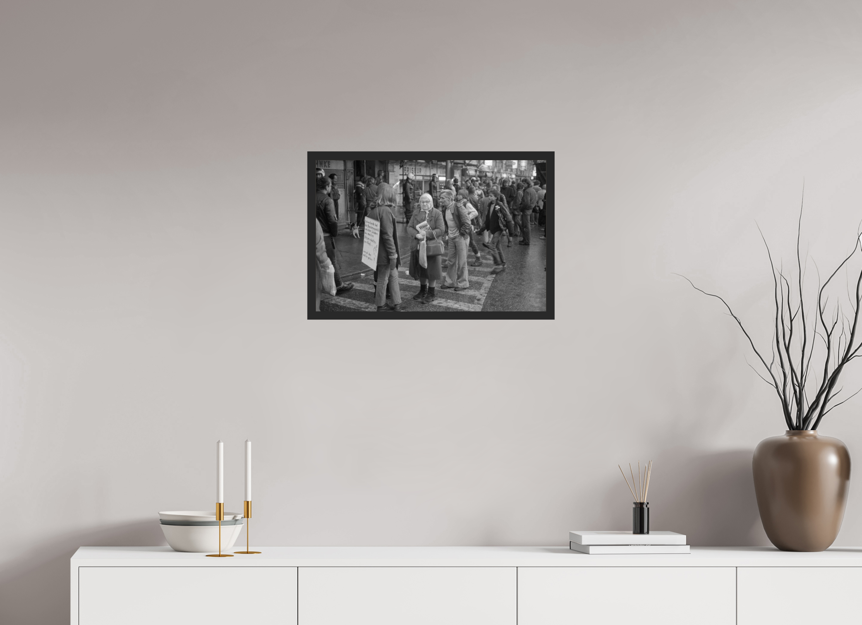 60 x 40 cm, 4a. Foto im Holz-Rahmen (20mm) Johannes Hartmann: Wie soll das weitergehen? (S/W-Foto)