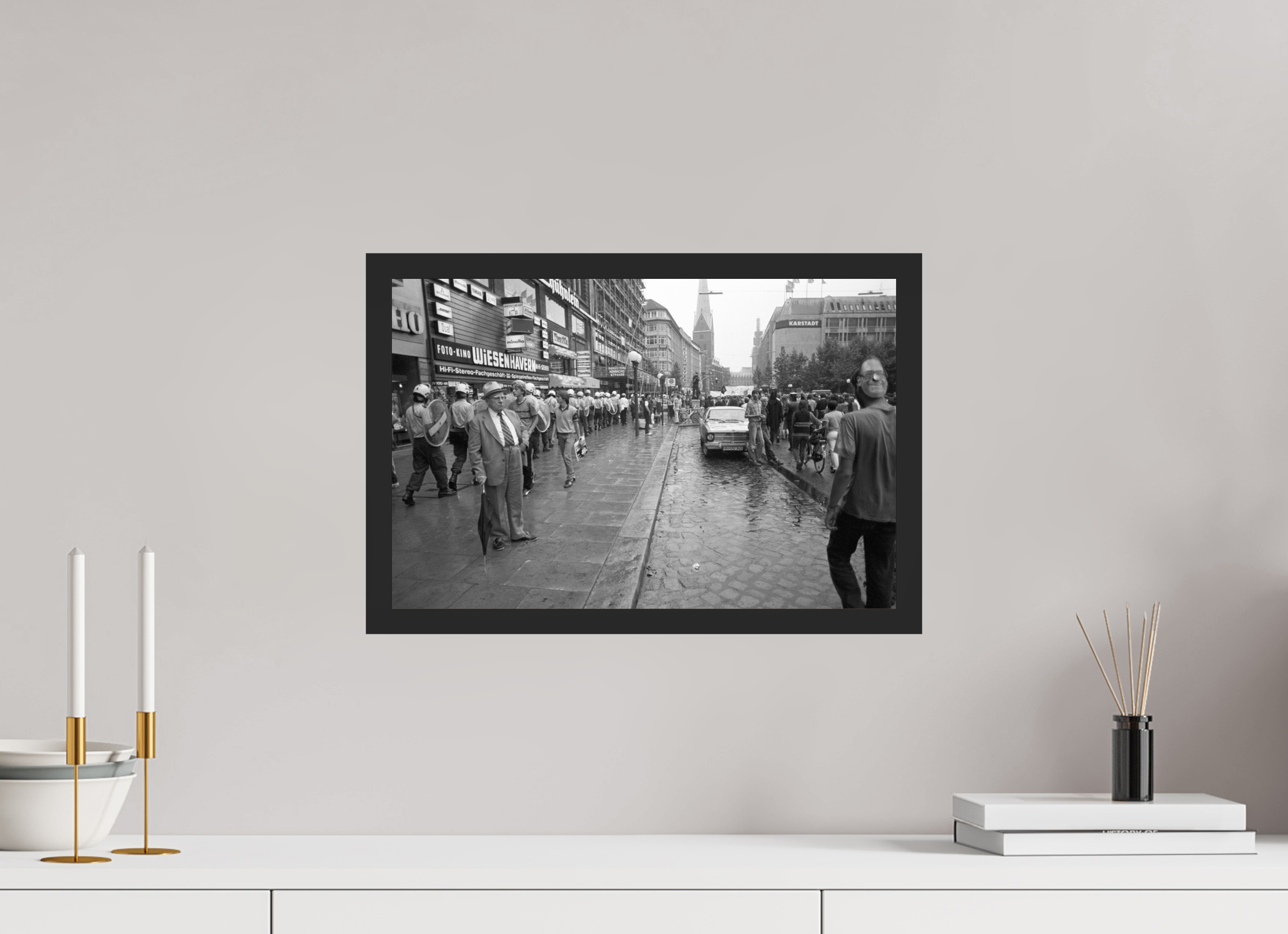 45 x 30 cm, 4a. Foto im Holz-Rahmen (20mm) Johannes Hartmann: Was soll dieser ganze Zirkus? (S/W-Foto)