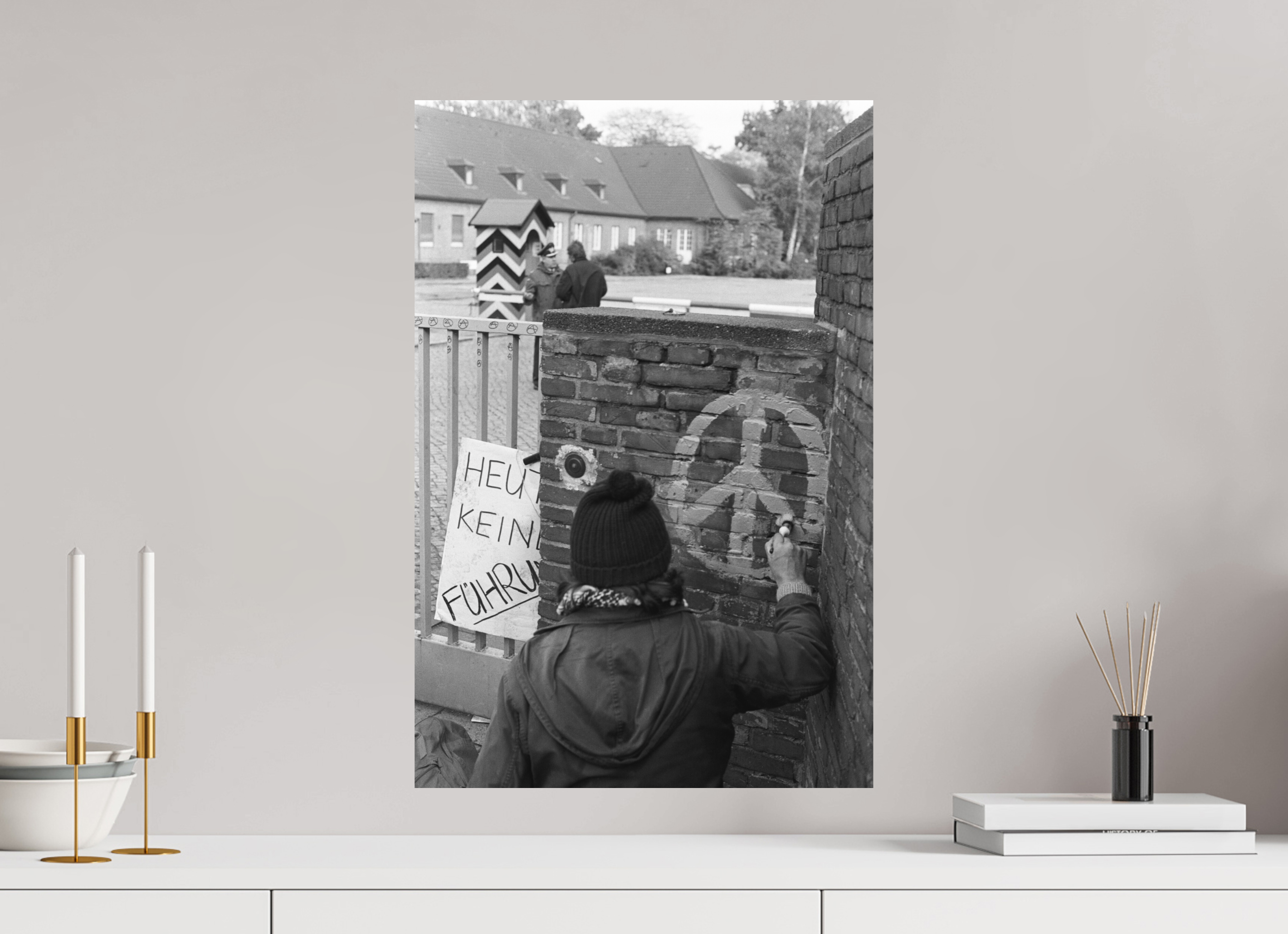 40 x 60 cm, 2. Foto auf Alu-Dibond Johannes Hartmann: Heute keine Führung (S/W-Foto)