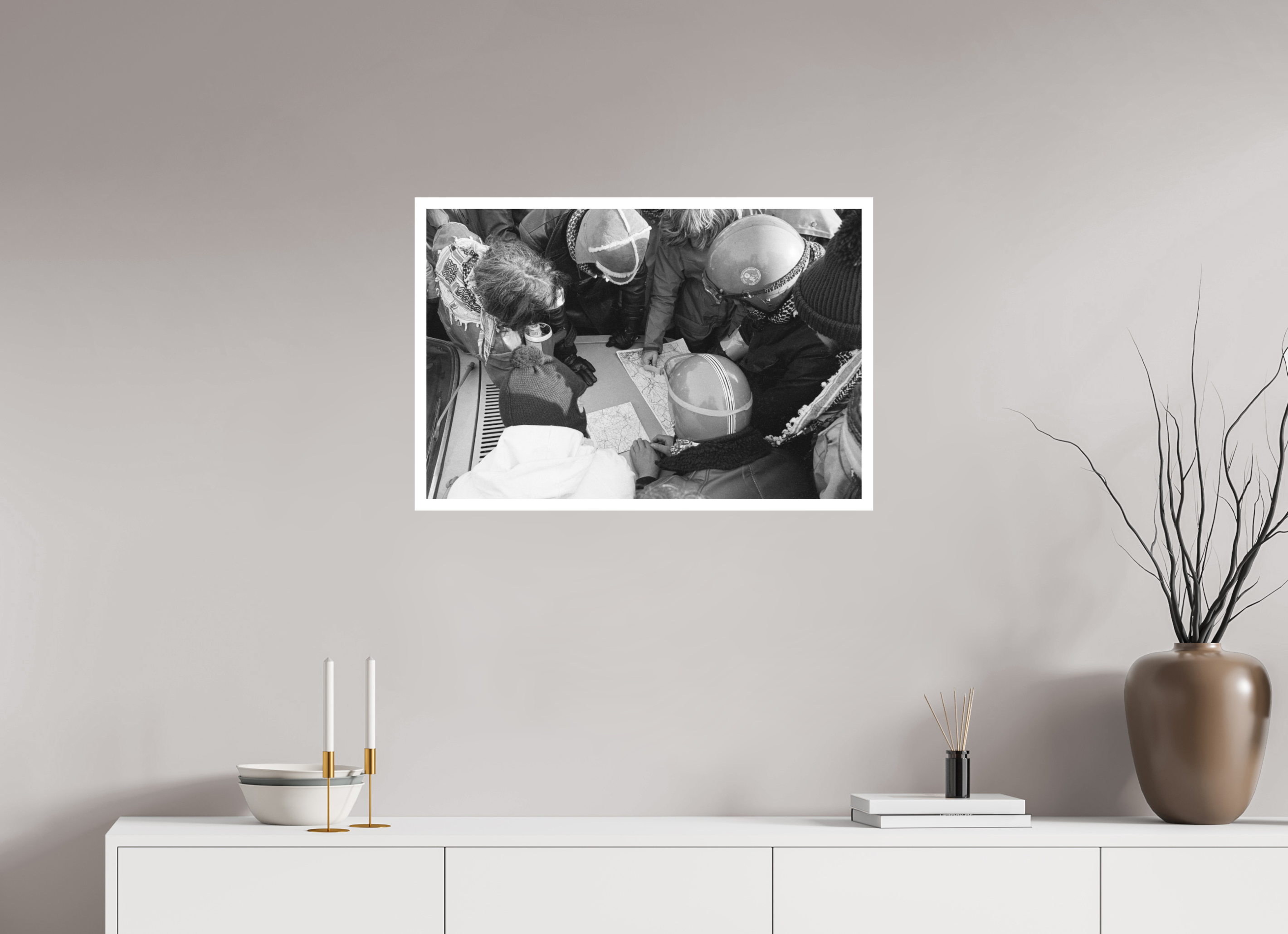 75 x 50 cm, 1. Foto mit Weißrand Johannes Hartmann: Wie umgehen wir die Polizeisperren? (S/W-Foto)