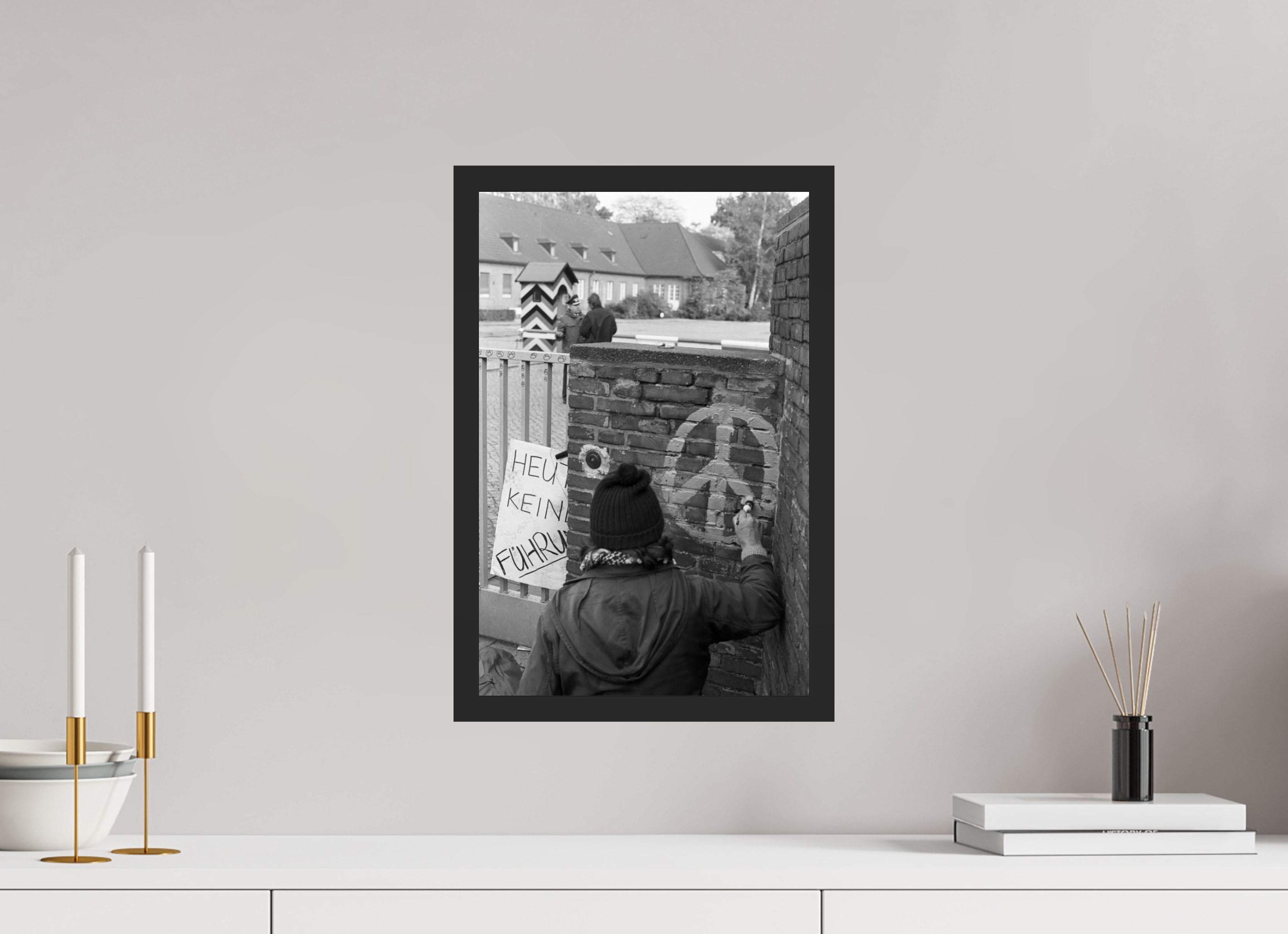 30 x 45 cm, 4a. Foto im Holz-Rahmen (20mm) Johannes Hartmann: Heute keine Führung (S/W-Foto)