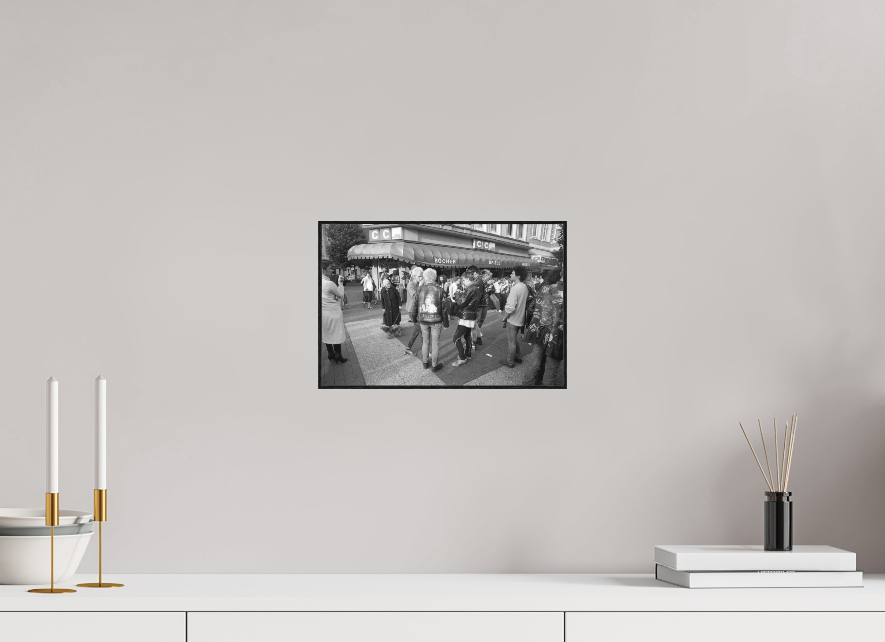 30 x 20 cm, 3a. Foto in ArtBox (4mm) Johannes Hartmann: Jetzt auch noch die Punks... (S/W-Foto)