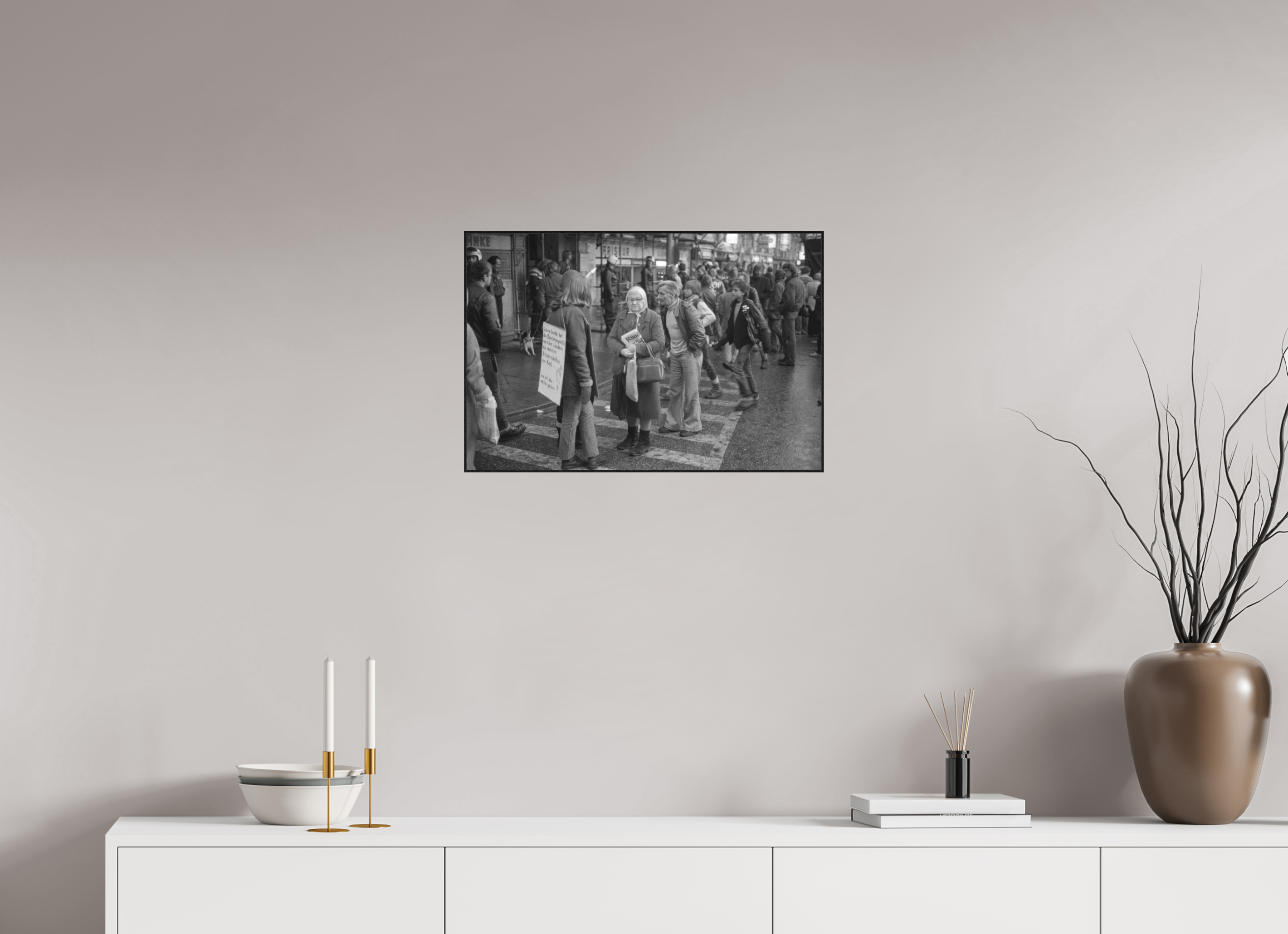 60 x 40 cm, 3a. Foto in ArtBox (4mm) Johannes Hartmann: Wie soll das weitergehen? (S/W-Foto)