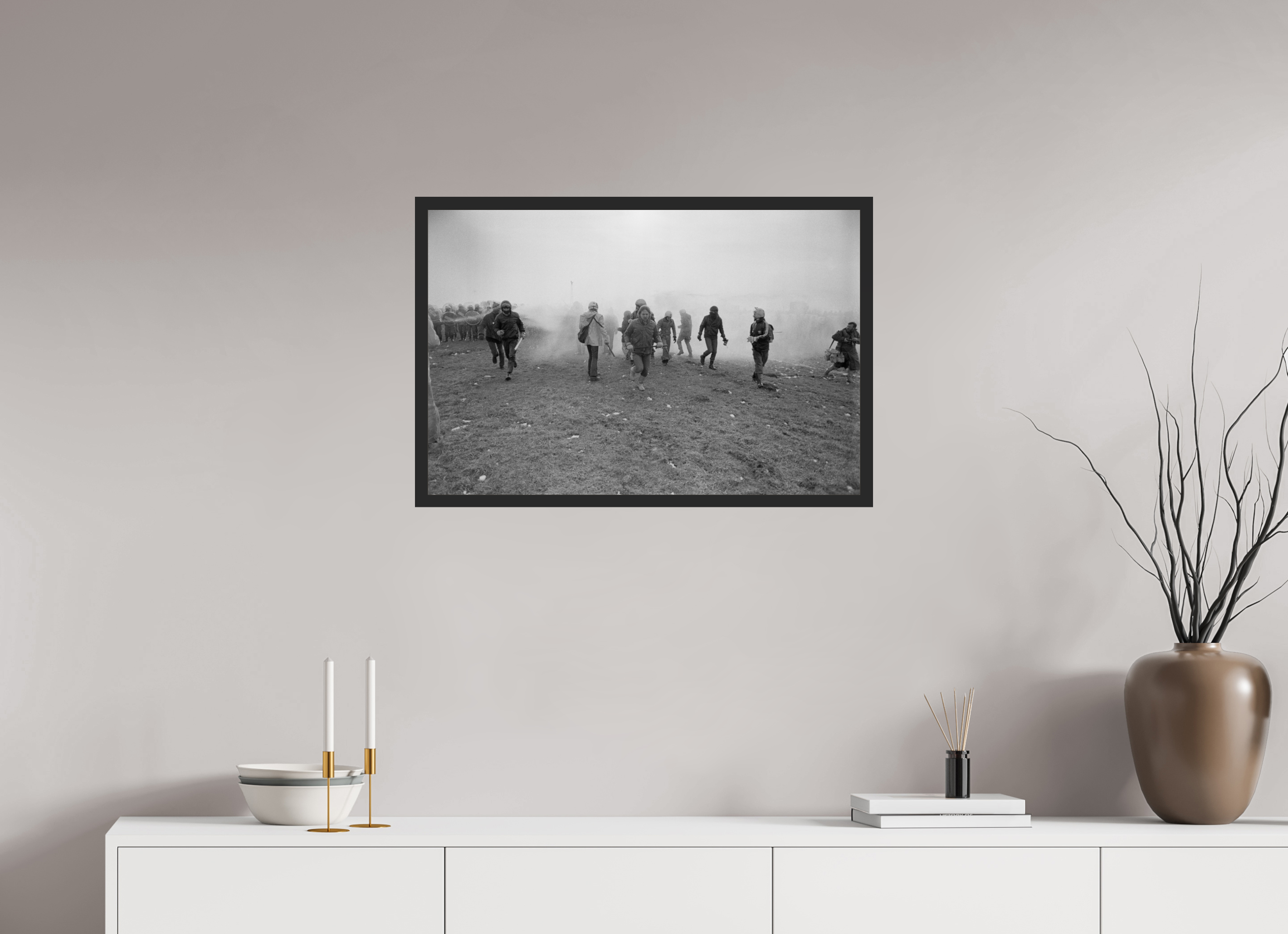 75 x 50 cm, 4a. Foto im Holz-Rahmen (20mm) Johannes Hartmann: Eskalation am Bauzaun 3 – Rückzug (S/W-Foto)