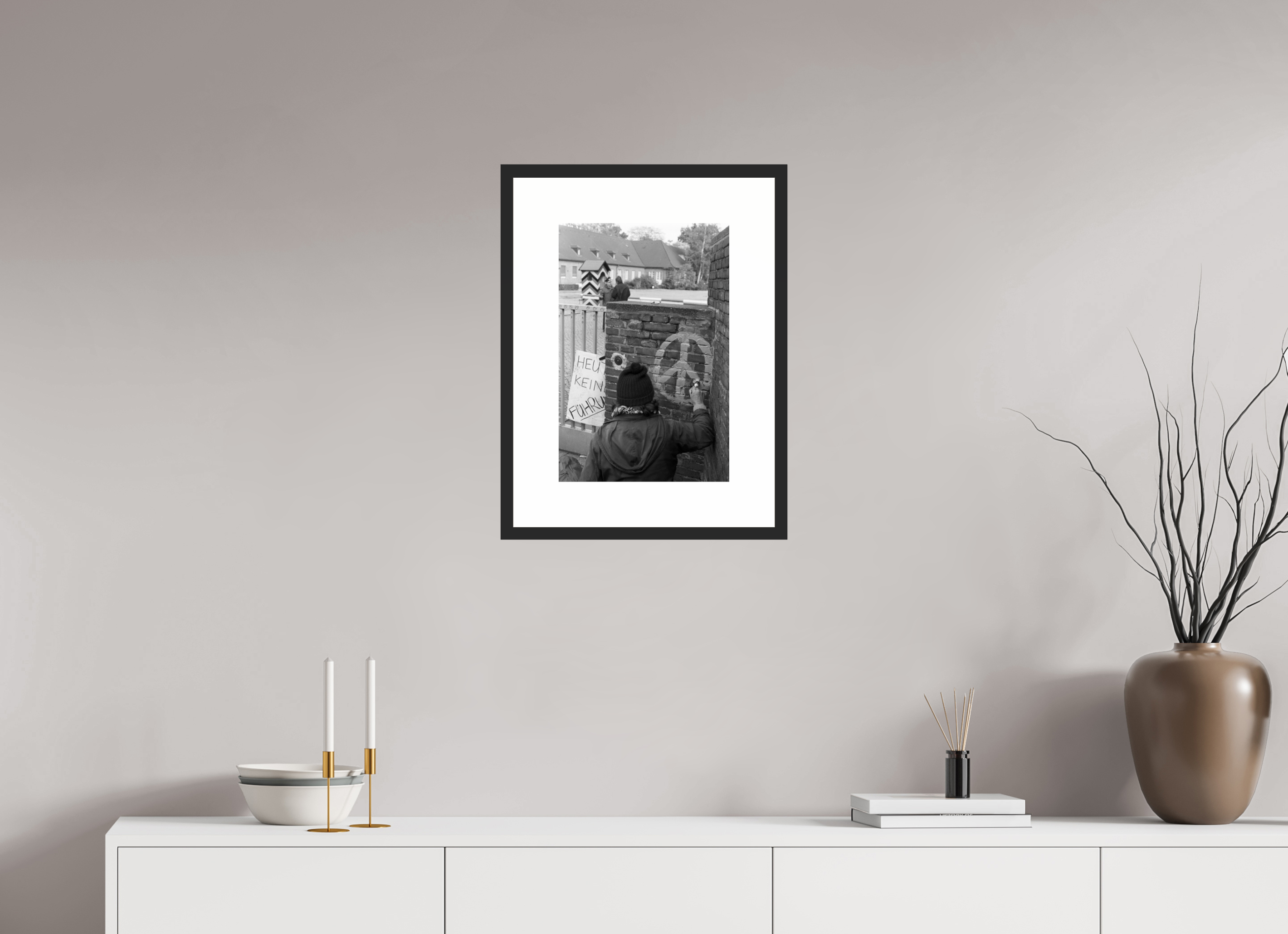 30 x 45 cm, 4b. Foto im Holz-Rahmen (20mm) mit Weißrand Johannes Hartmann: Heute keine Führung (S/W-Foto)