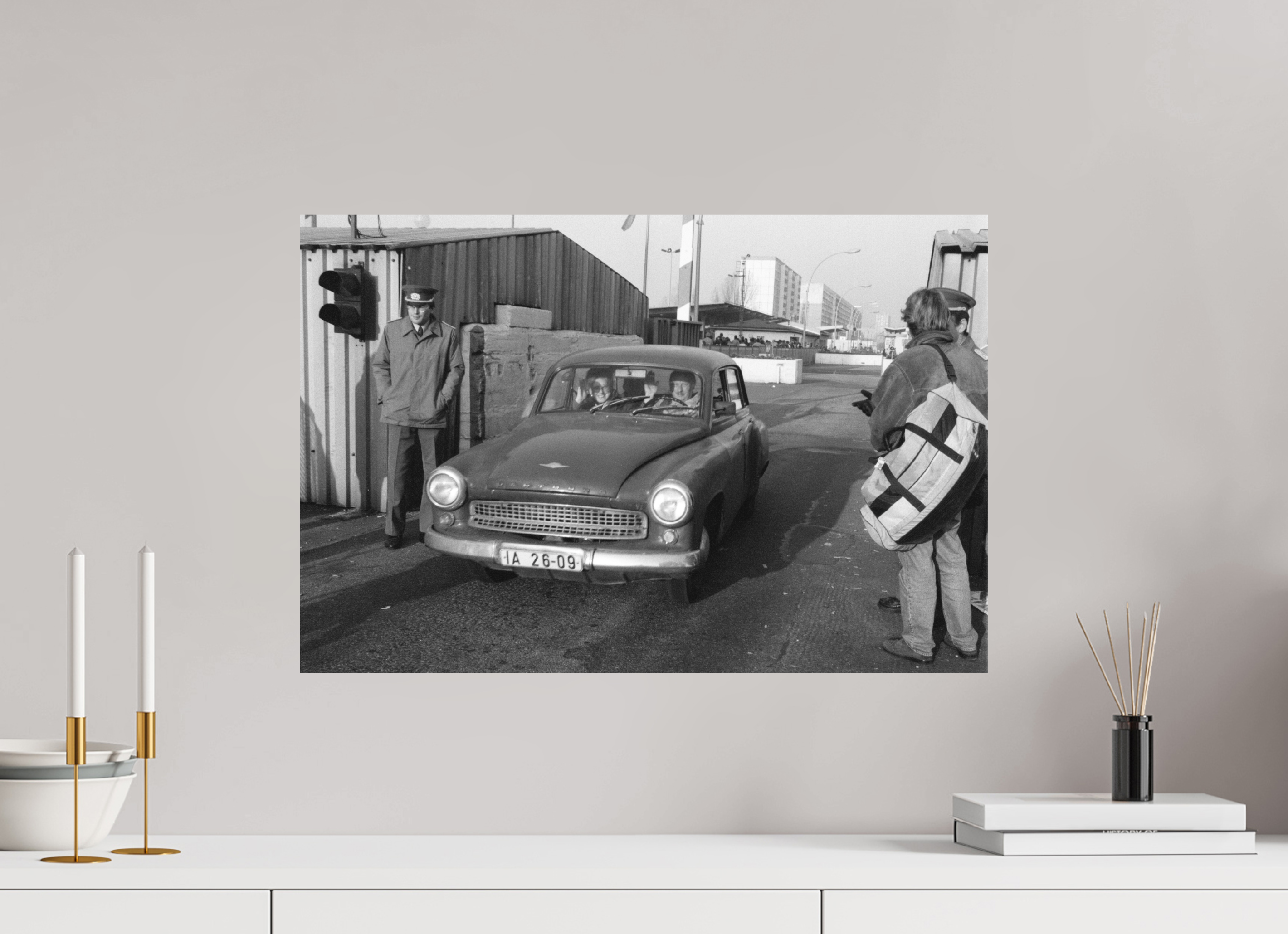 60 x 40 cm, 2. Foto auf Alu-Dibond Johannes Hartmann: Mit Hallo in den Westen (S/W-Foto)