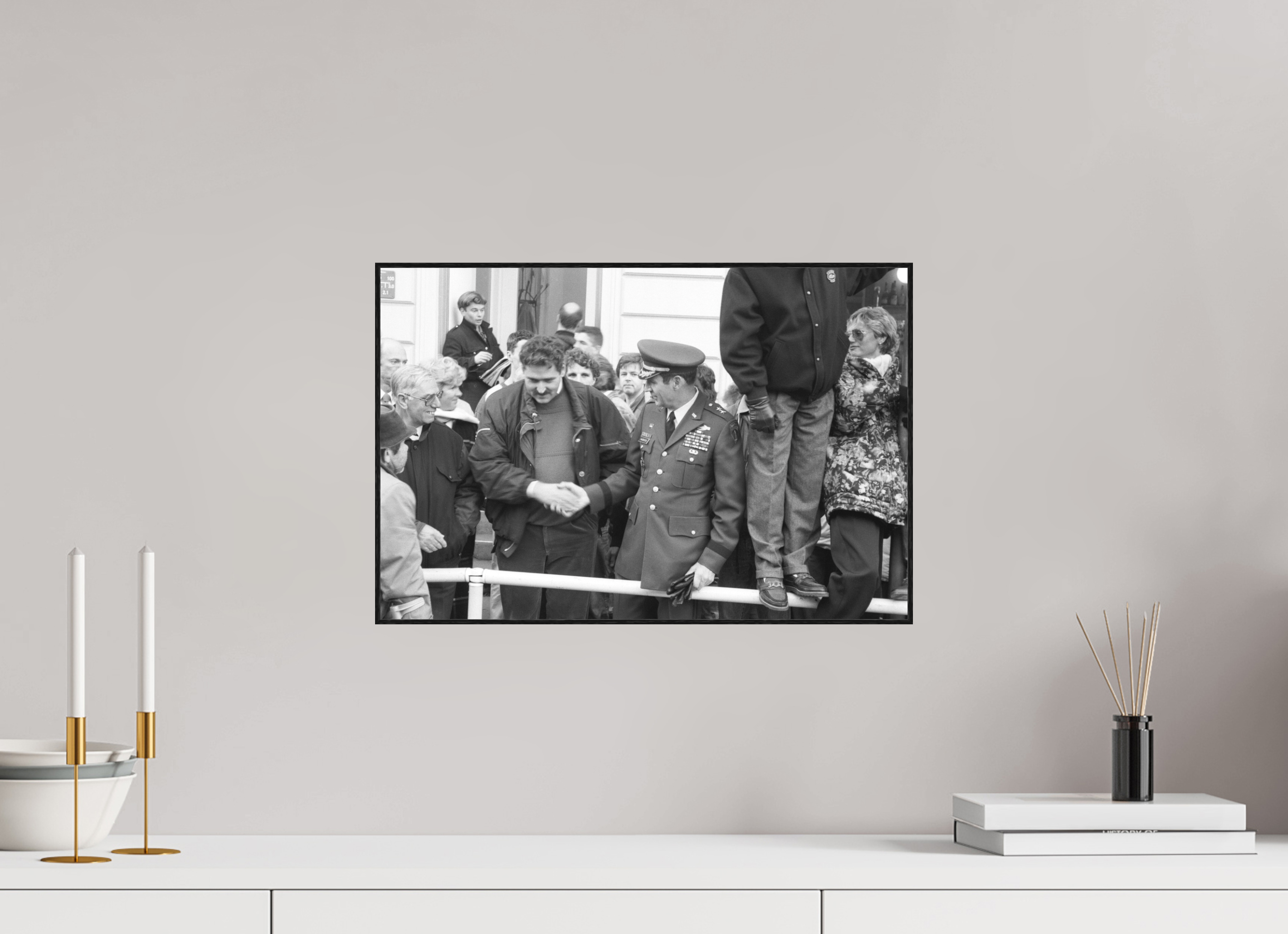 45 x 30 cm, 3a. Foto in ArtBox (4mm) Johannes Hartmann: Der Handschlag (S/W-Foto)