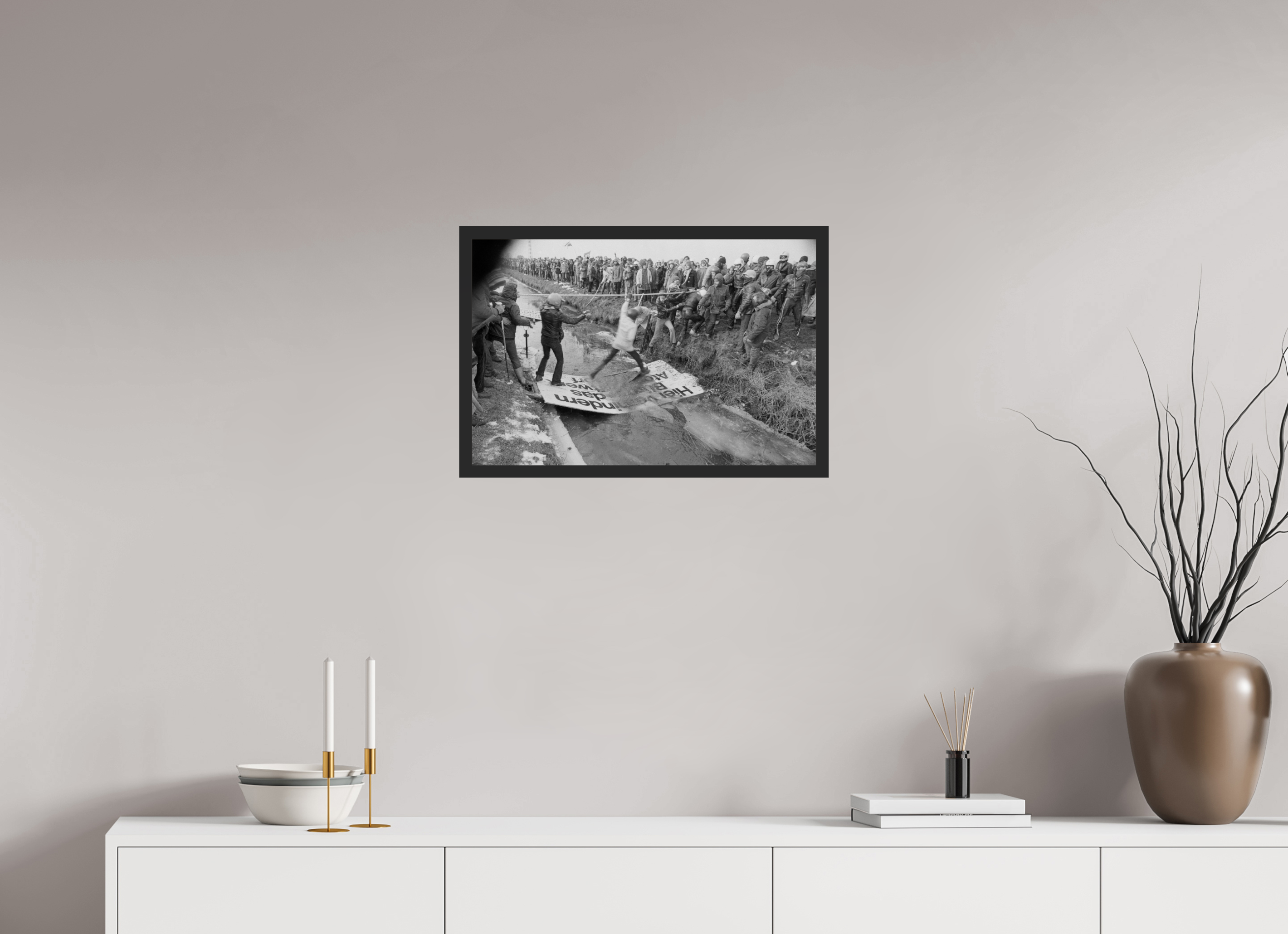 60 x 40 cm, 4a. Foto im Holz-Rahmen (20mm) Johannes Hartmann: Über Felder und vereiste Gräben (S/W-Foto)