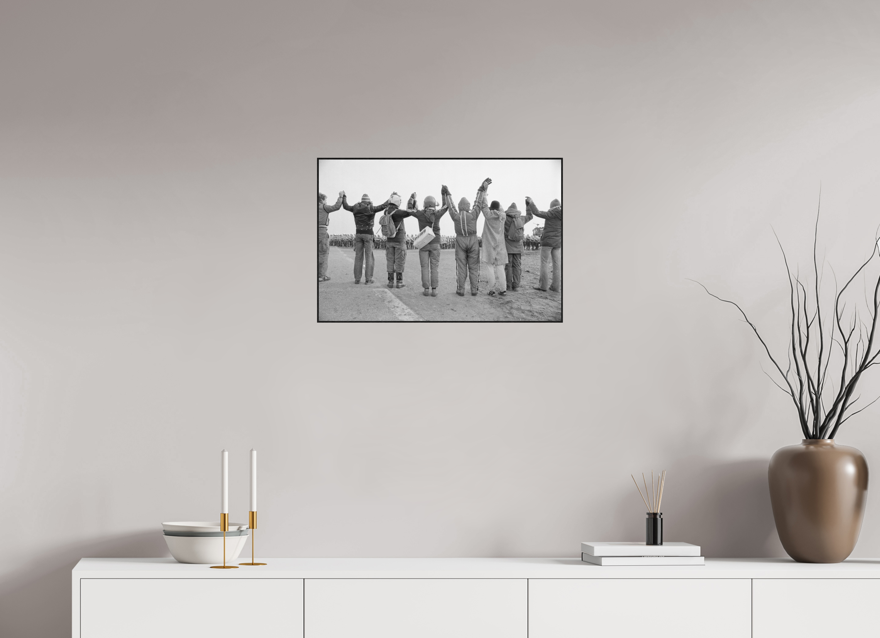 60 x 40 cm, 3a. Foto in ArtBox (4mm) Johannes Hartmann: Schaut her, wir demonstrieren gewaltfrei (S/W-Foto)