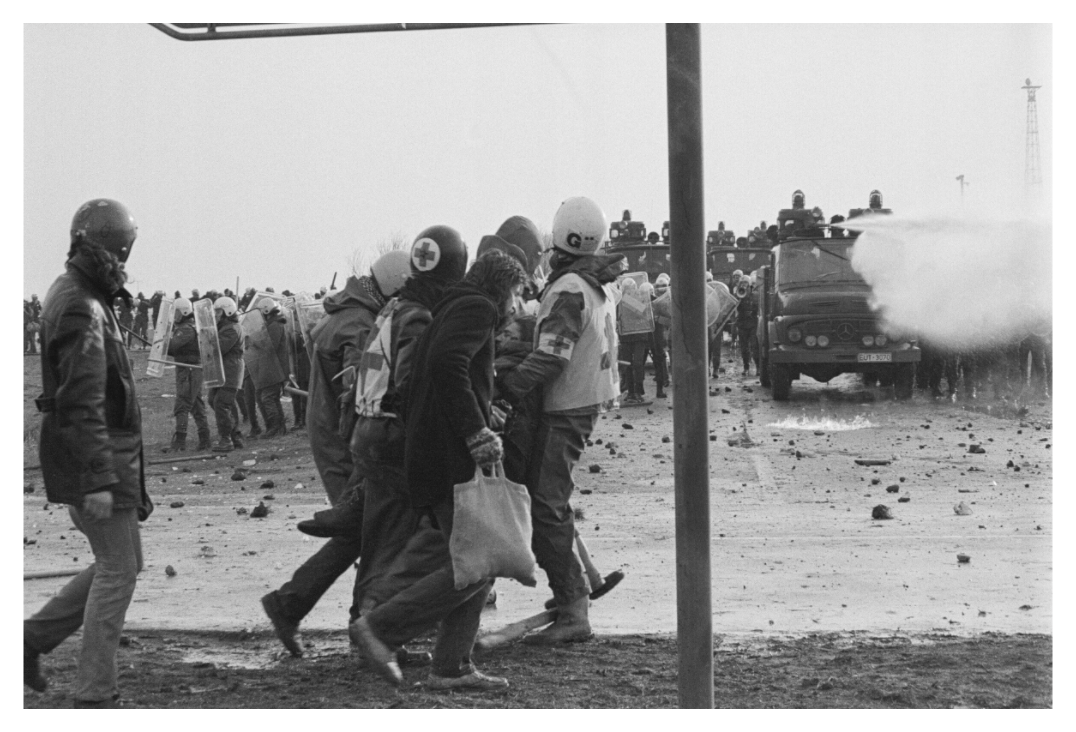 Main image Johannes Hartmann: Verletztentransport (S/W-Foto)