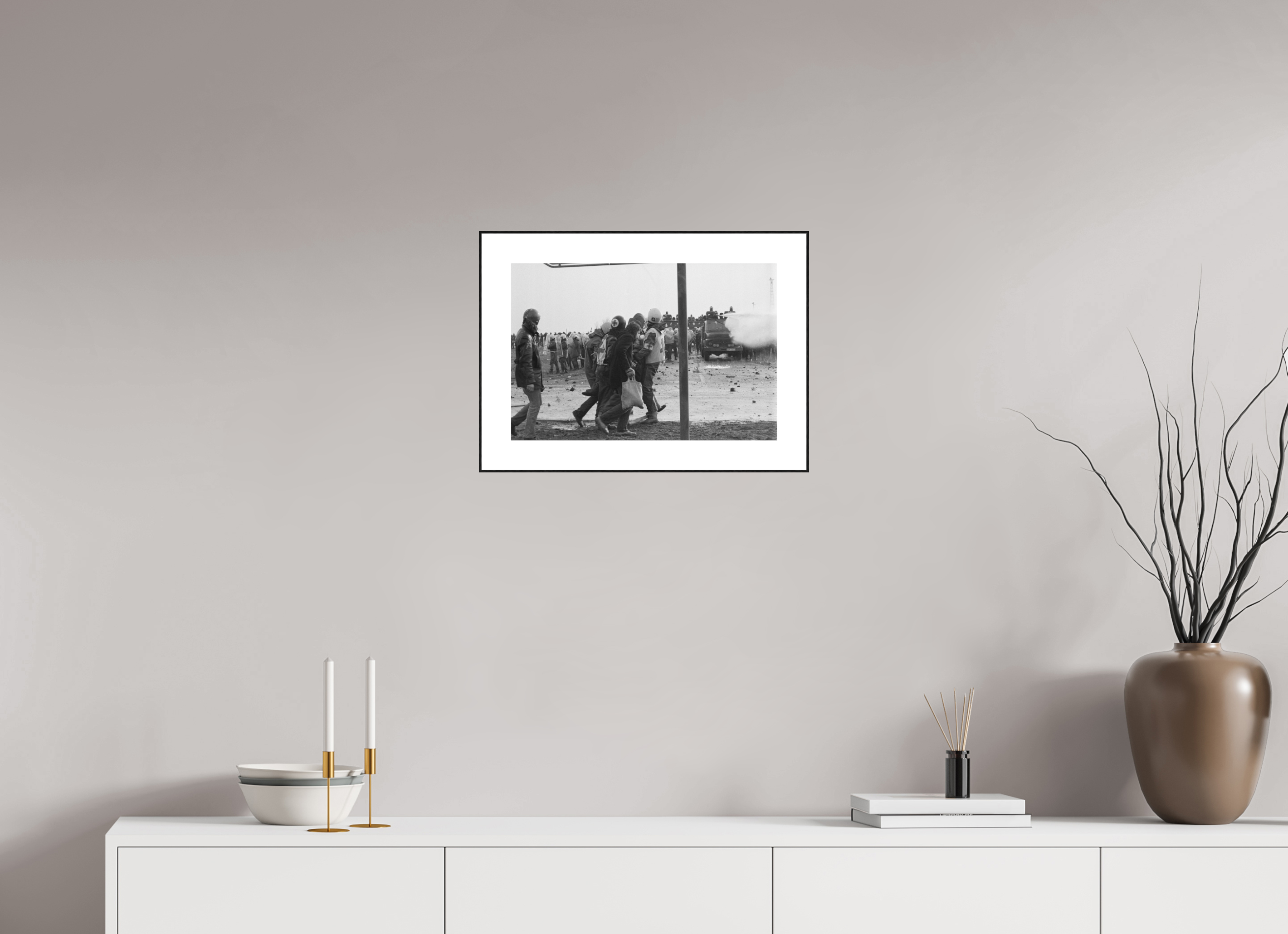 45 x 30 cm, 3b. Foto in ArtBox (4mm) mit Weißrand Johannes Hartmann: Verletztentransport (S/W-Foto)