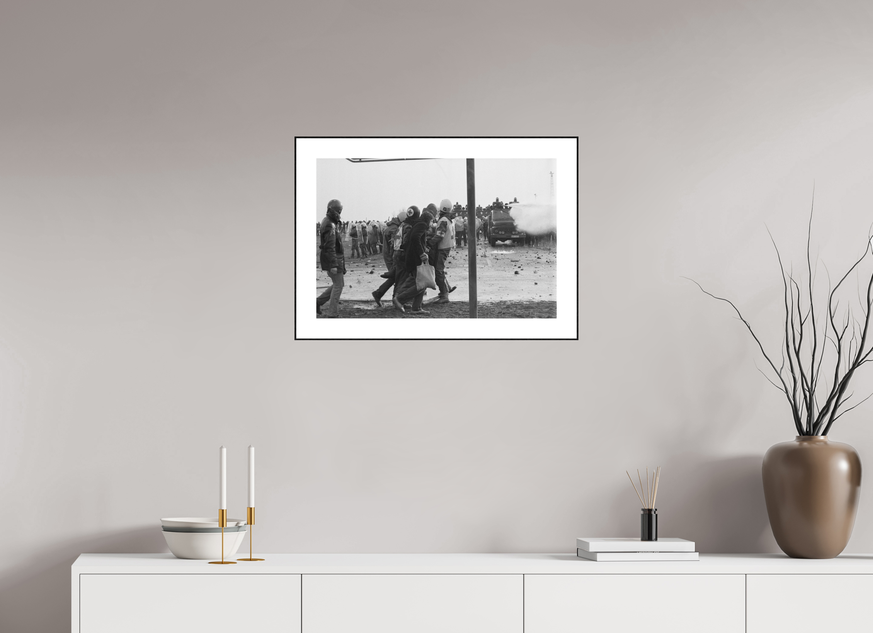 60 x 40 cm, 3b. Foto in ArtBox (4mm) mit Weißrand Johannes Hartmann: Verletztentransport (S/W-Foto)