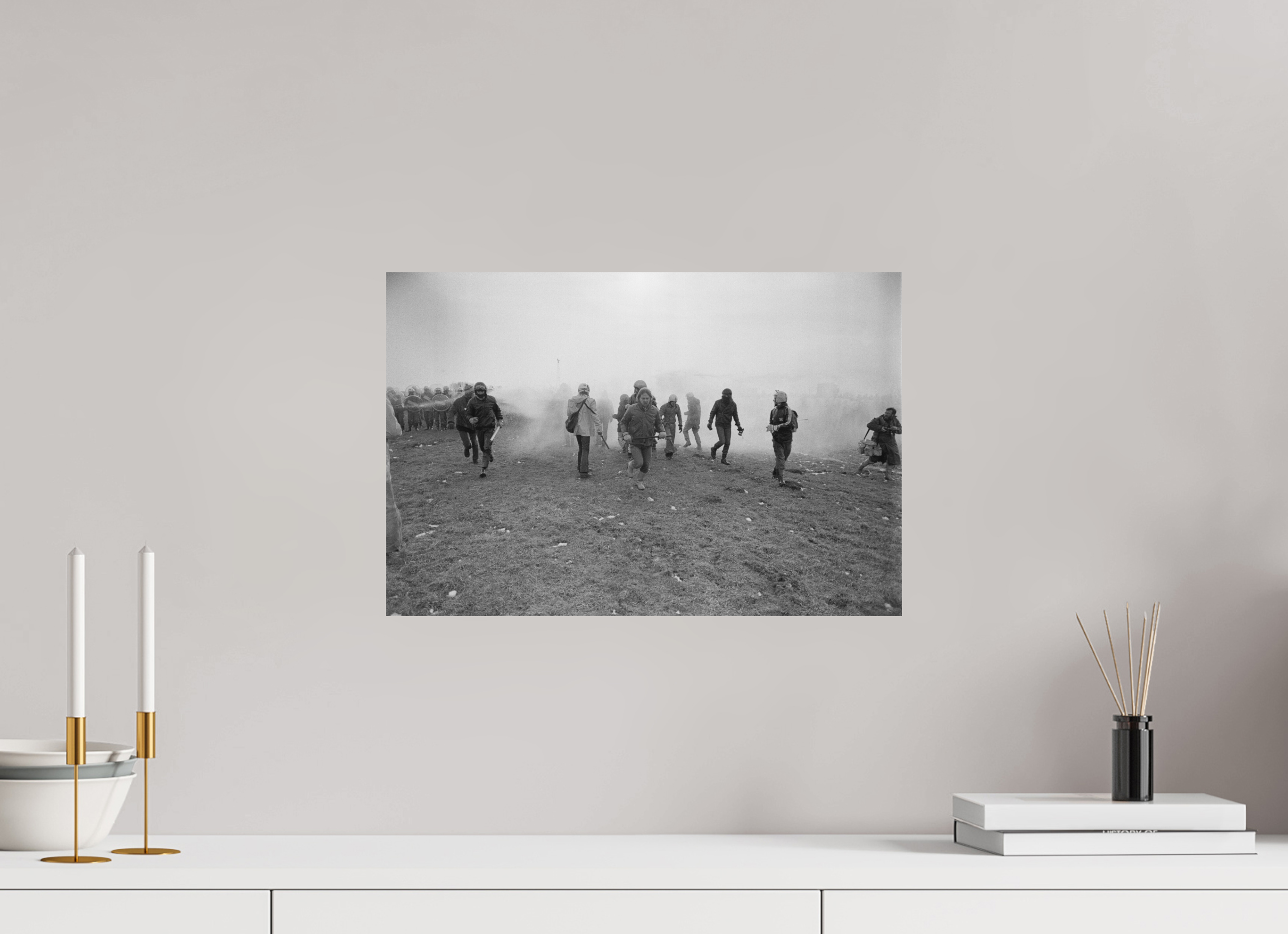 45 x 30 cm, 2. Foto auf Alu-Dibond Johannes Hartmann: Eskalation am Bauzaun 3 – Rückzug (S/W-Foto)