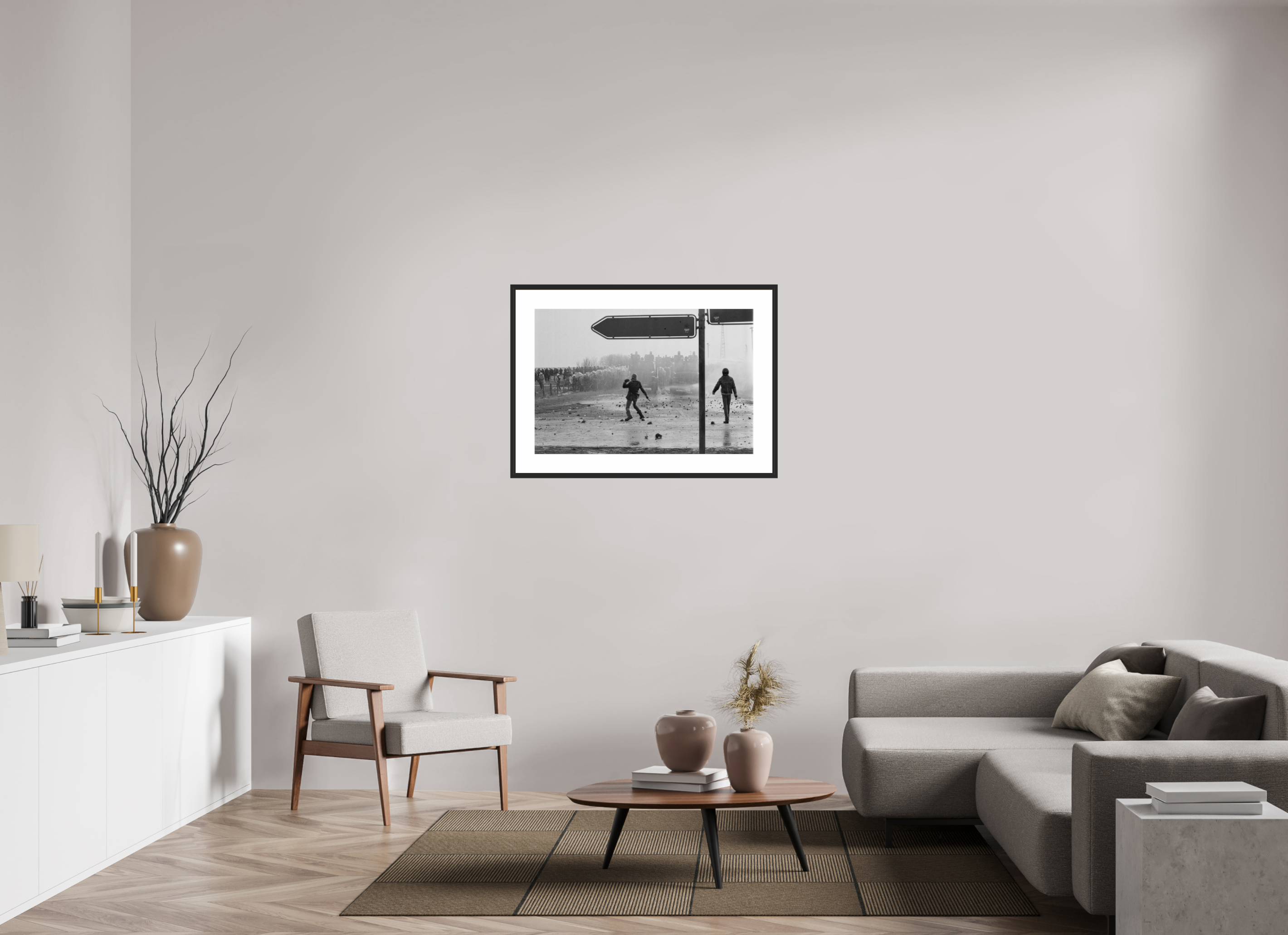 90 x 60 cm, 4b. Foto im Holz-Rahmen (20mm) mit Weißrand Johannes Hartmann: Eskalation am Bauzaun 1 (S/W-Foto)