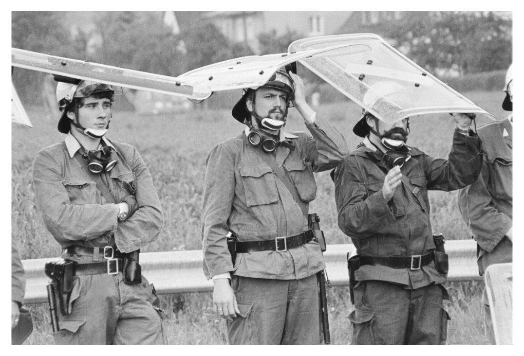 Main image Johannes Hartmann: Gefahr von oben... (S/W-Foto)