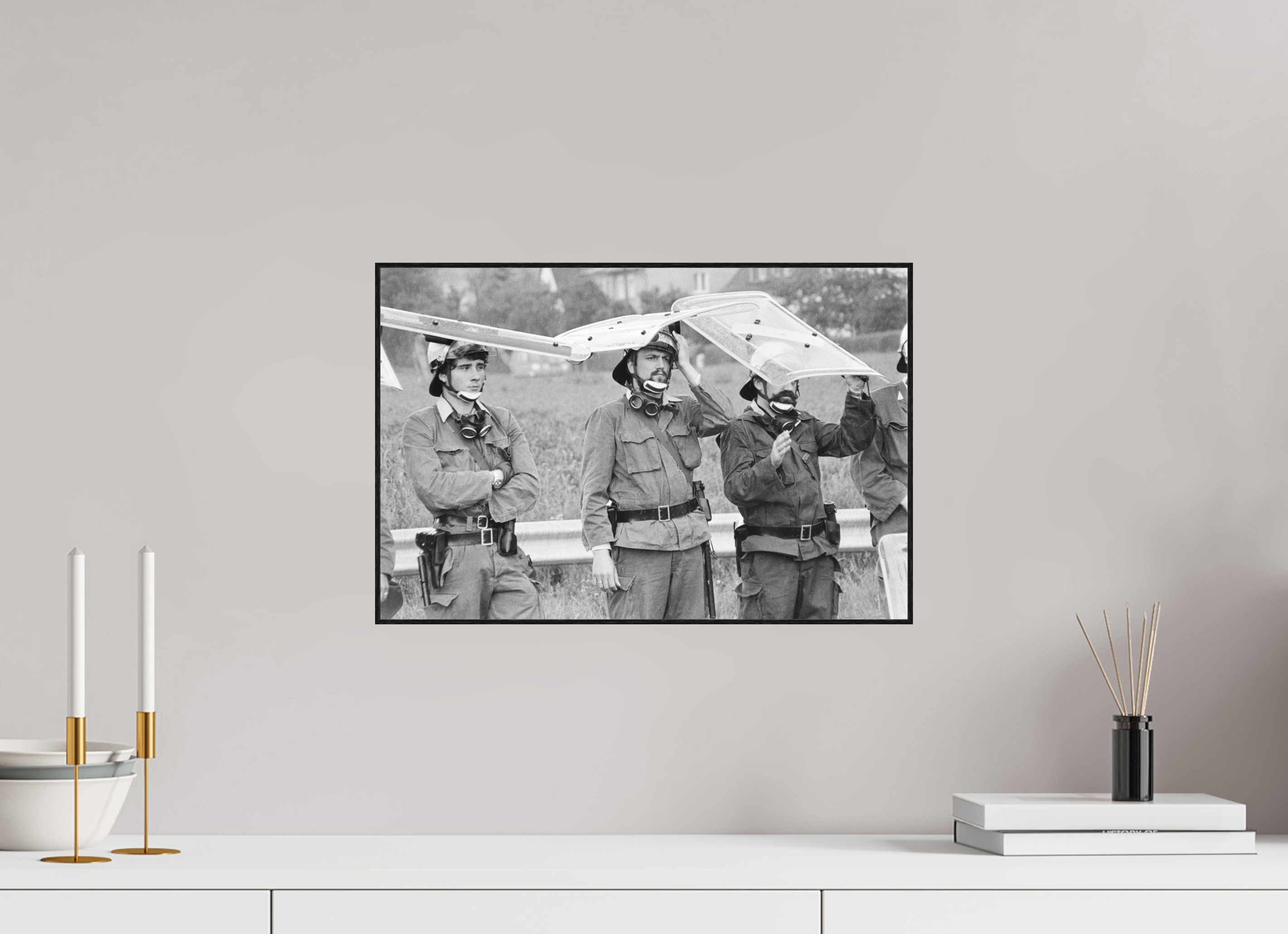 45 x 30 cm, 3a. Foto in ArtBox (4mm) Johannes Hartmann: Gefahr von oben... (S/W-Foto)