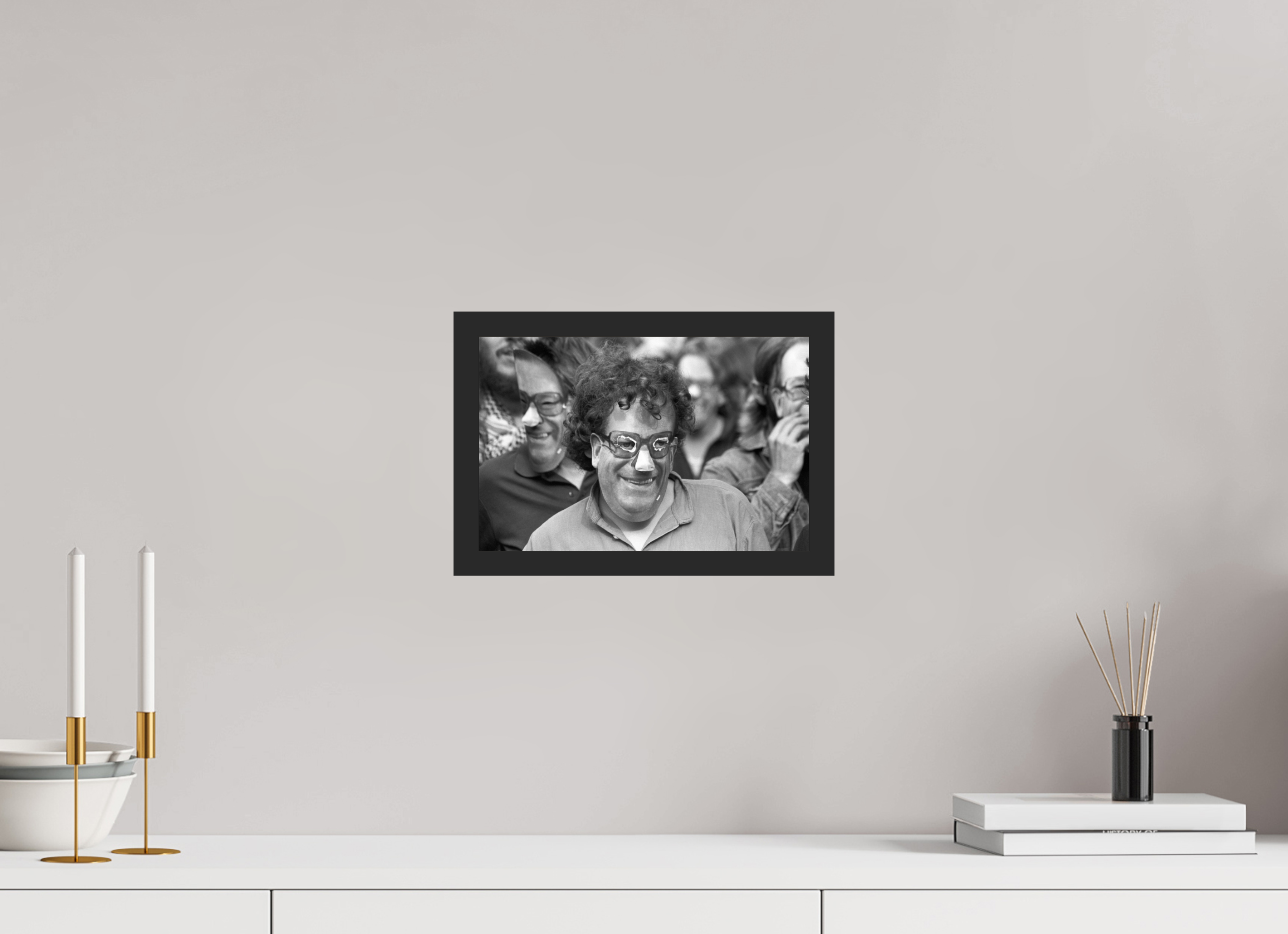 30 x 20 cm, 4a. Foto im Holz-Rahmen (20mm) Johannes Hartmann: Zimmermann-Masken (S/W-Foto)