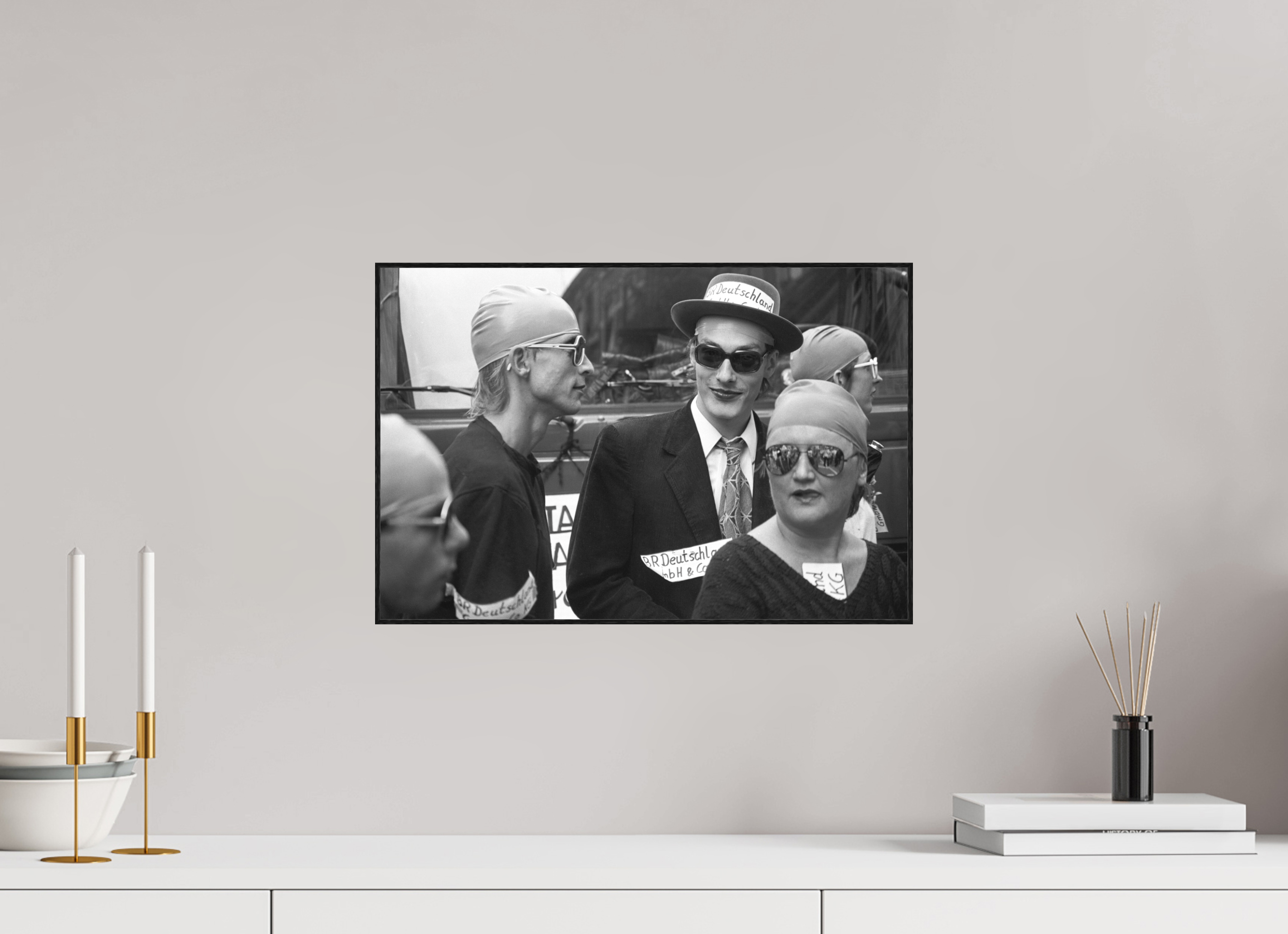 45 x 30 cm, 3a. Foto in ArtBox (4mm) ohne Weißrand Johannes Hartmann: Badekappitalisten (S/W-Foto)