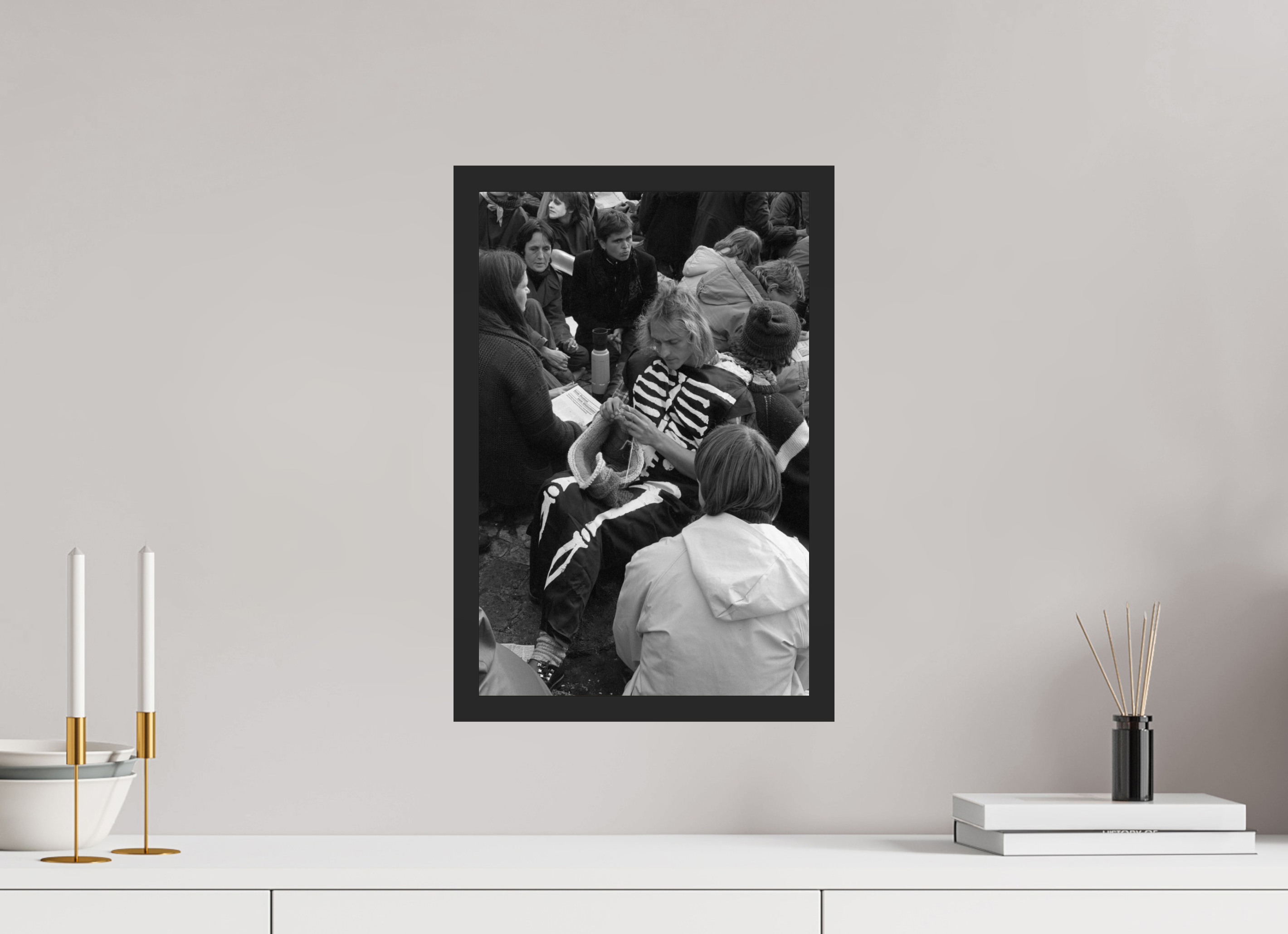 30 x 45 cm, 4a. Foto im Holz-Rahmen (20mm) Johannes Hartmann: Der Tod und sein Strickzeug (S/W-Foto)