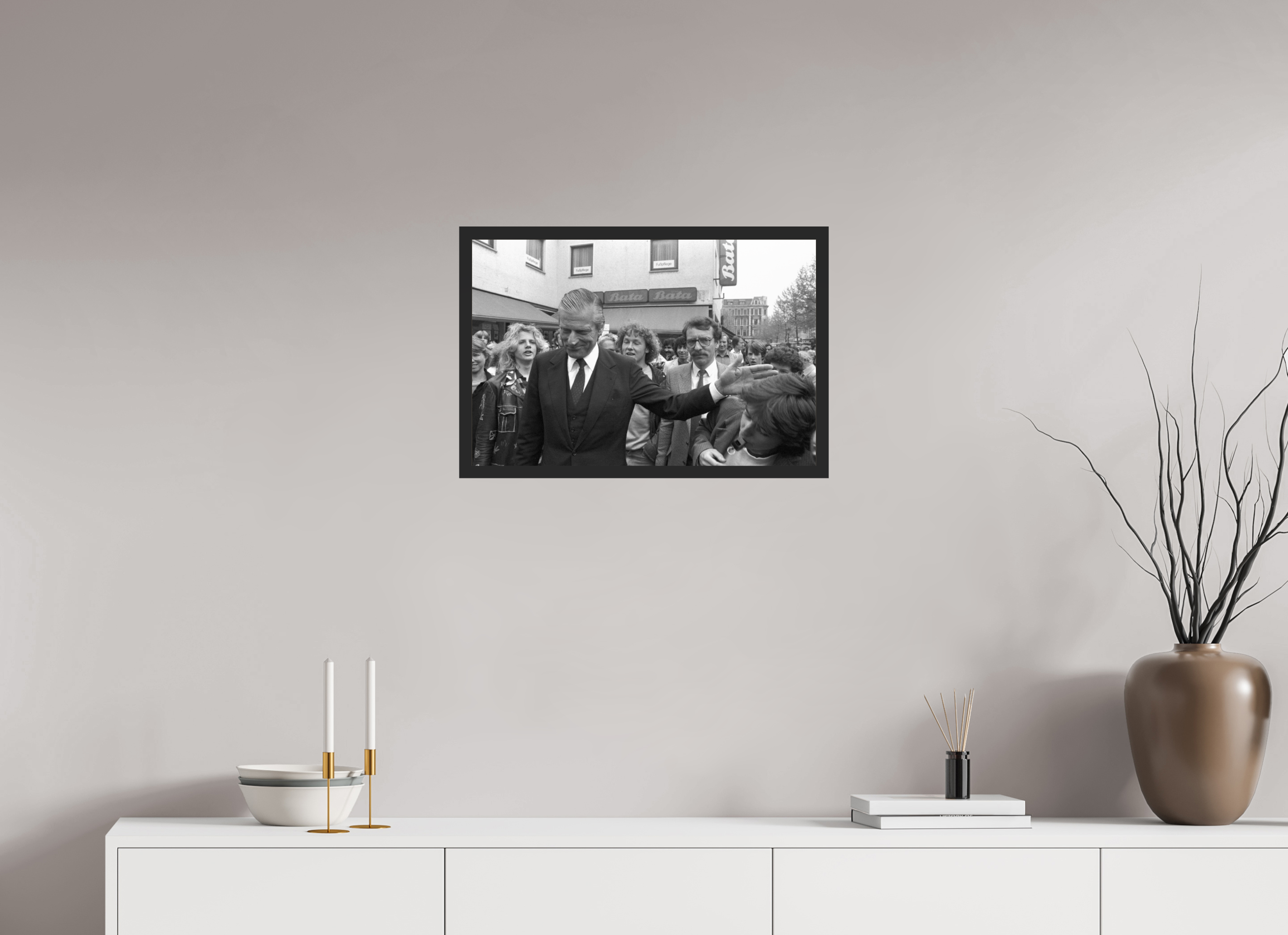 60 x 40 cm, 4a. Foto im Holz-Rahmen (20mm) Johannes Hartmann: Auftritt Walter Leisler-Kiep (S/W-Foto)