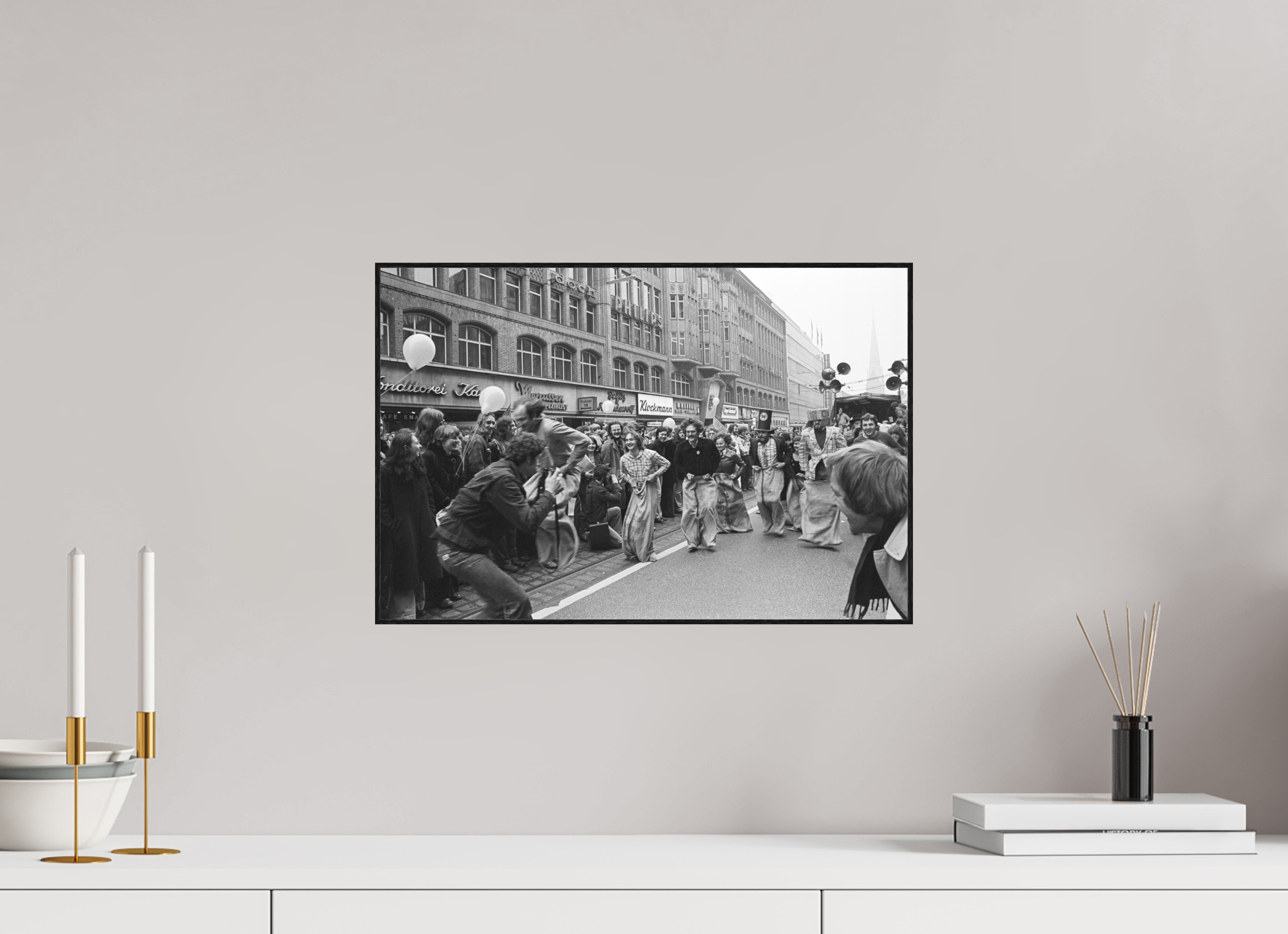 45 x 30 cm, 3a. Foto in ArtBox (4mm) Johannes Hartmann: Sackhüpfen der Hamburger Pfeffersäcke (S/W-Foto)