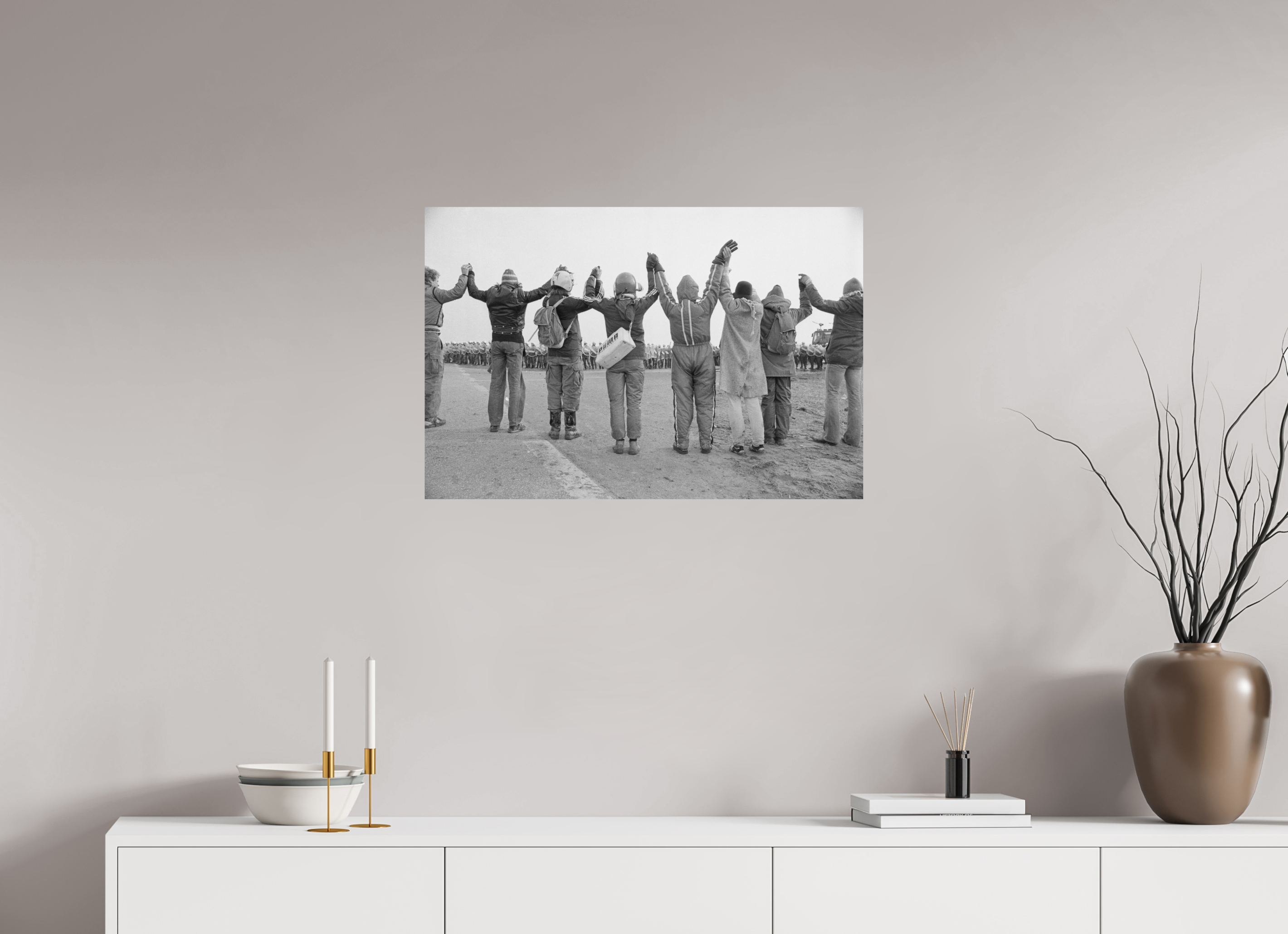 75 x 50 cm, 2. Foto auf Alu-Dibond Johannes Hartmann: Schaut her, wir demonstrieren gewaltfrei (S/W-Foto)