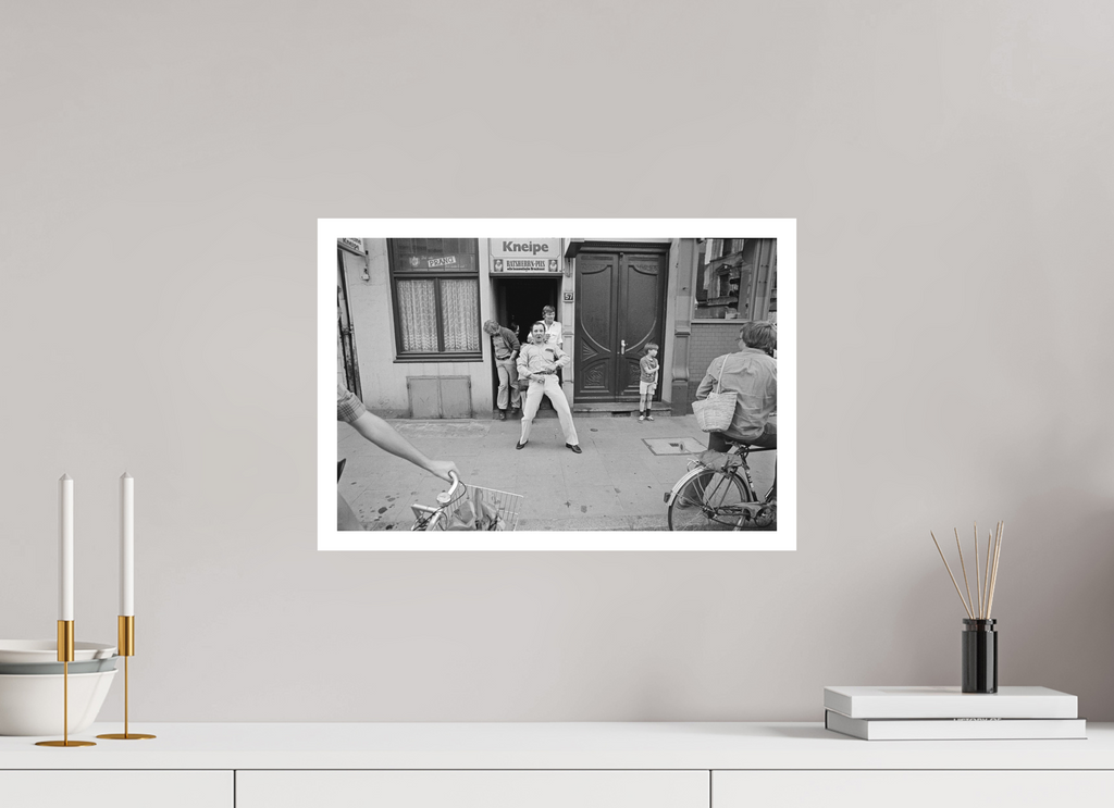 45 x 30 cm, 1. Foto mit Weißrand Johannes Hartmann: Macho-Protest gegen Fahrrad-Demo (S/W-Foto)