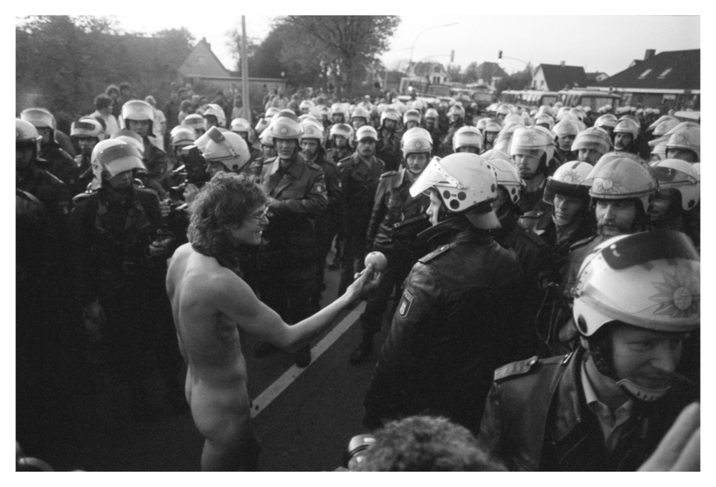 Main image Johannes Hartmann: Adams Apfel (S/W-Foto)