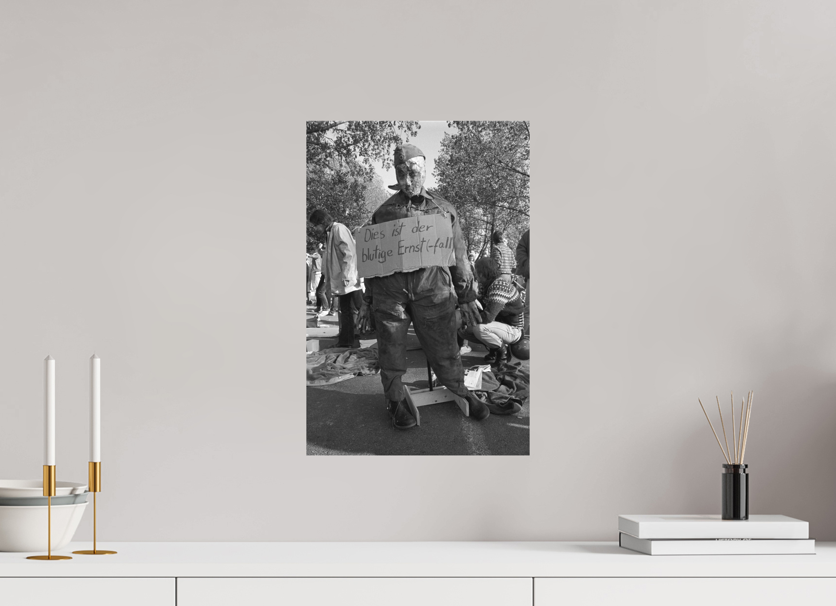 30 x 45 cm, 2. Foto auf Alu-Dibond Johannes Hartmann: Der blutige Ernst(-fall) (S/W-Foto)