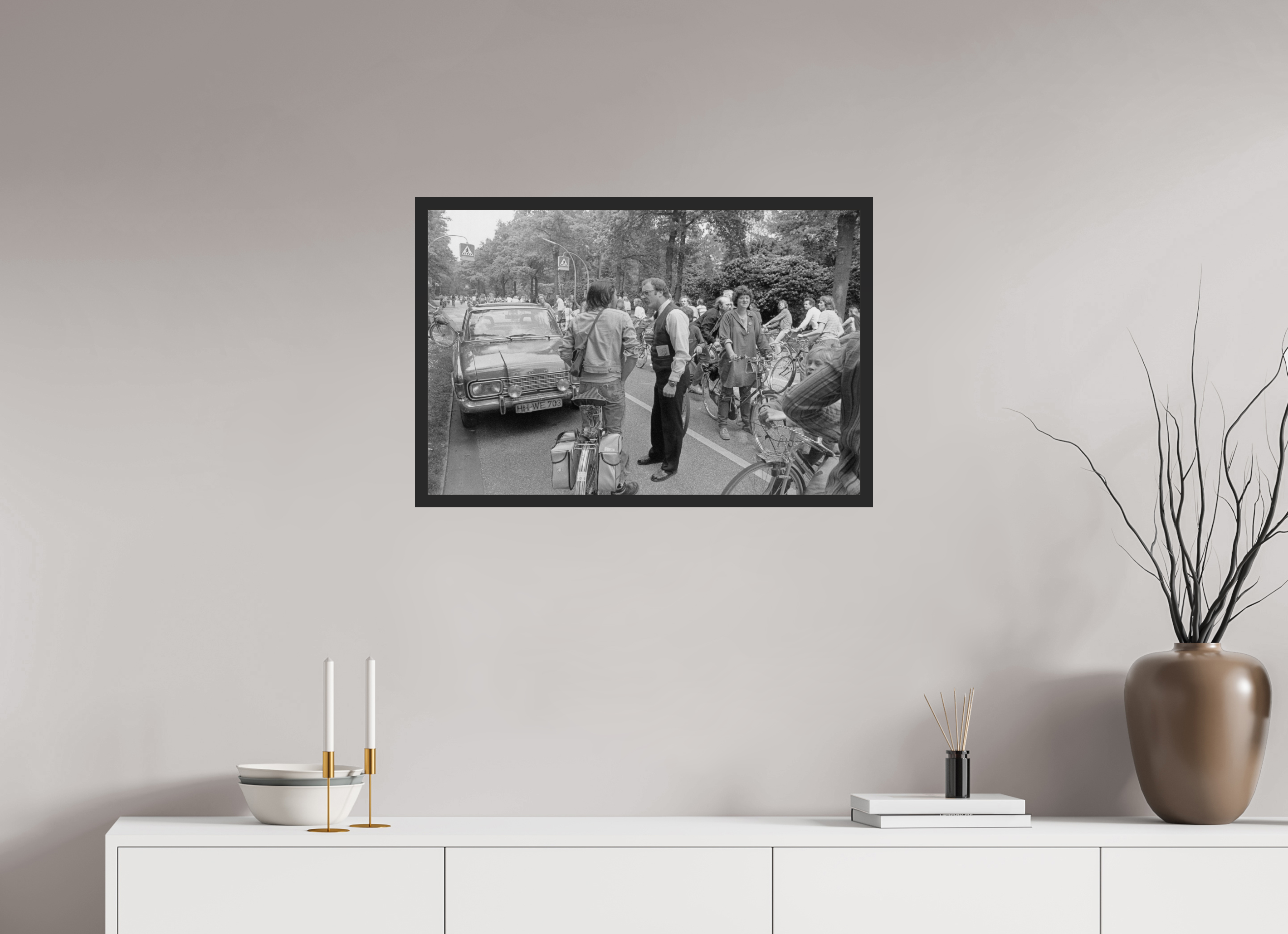 75 x 50 cm, 4a. Foto im Holz-Rahmen (20mm) Johannes Hartmann: Ihr könnt doch hier nicht einfach den ganzen Verkehr aufhalten… (S/W-Foto)