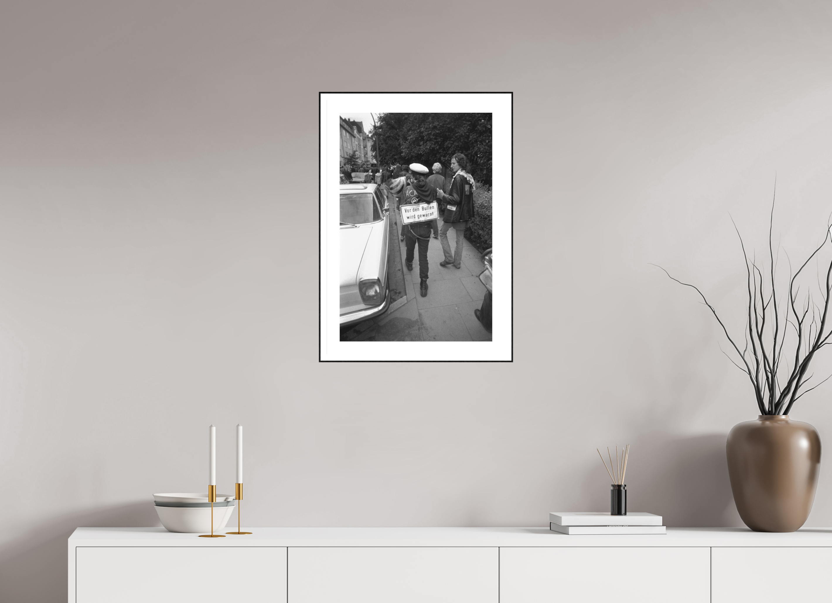 40 x 60 cm, 3b. Foto in ArtBox (4mm) mit Weißrand Johannes Hartmann: Vor den Bullen wird gewarnt (S/W-Foto)