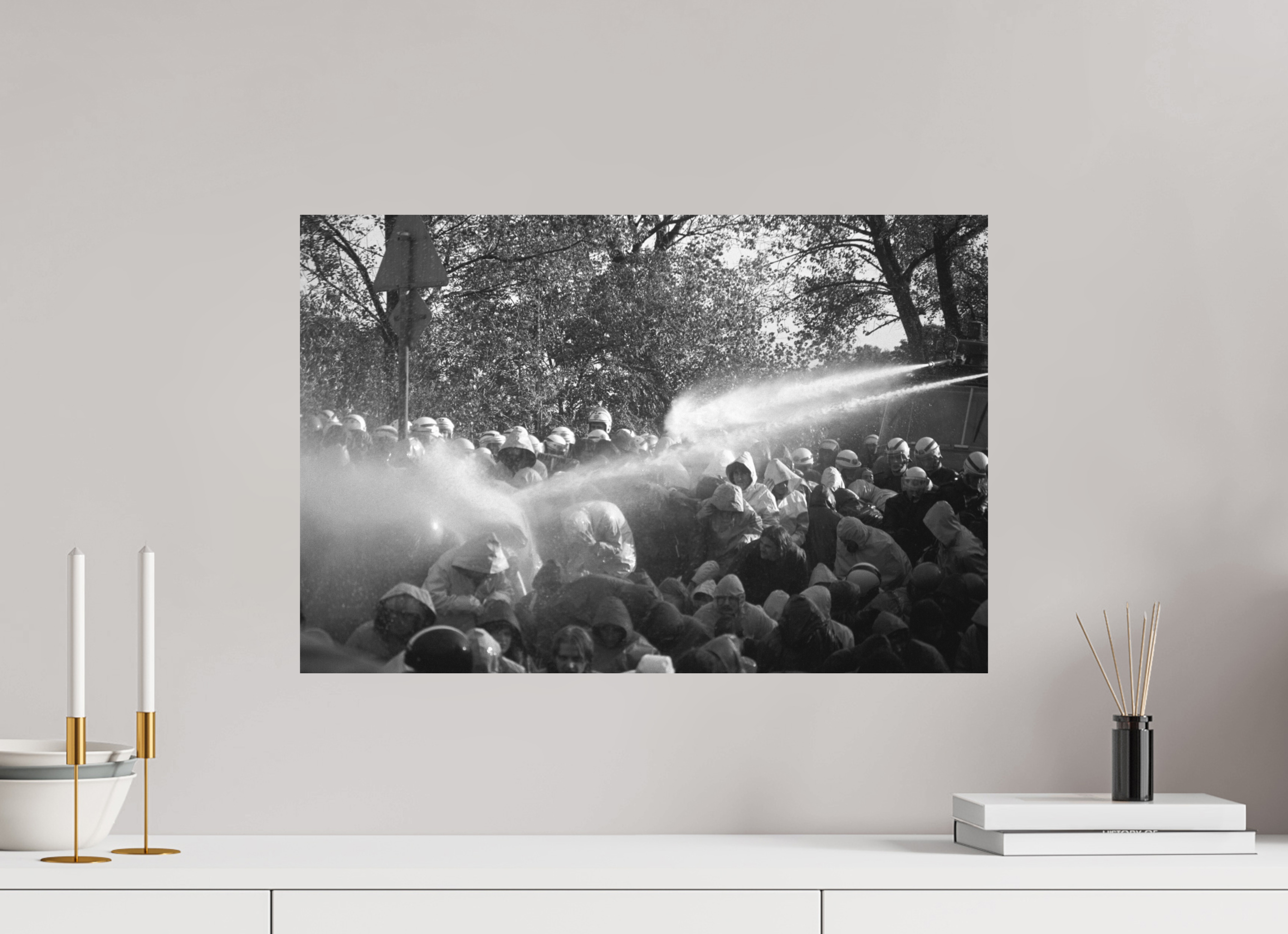 60 x 40 cm, 2. Foto auf Alu-Dibond Johannes Hartmann: Mit Wasserwerfern gegen Straßenblockaden (S/W-Foto)