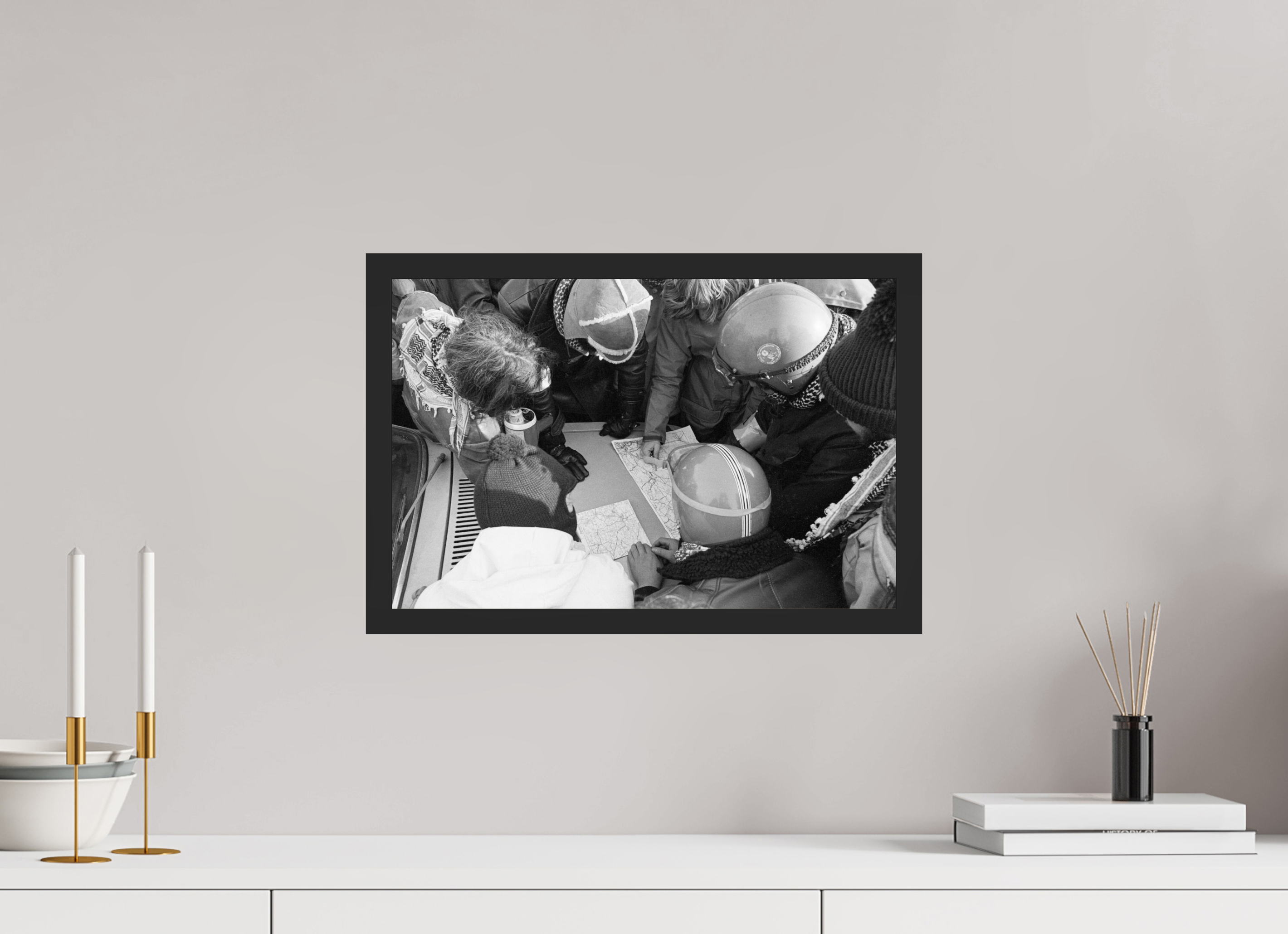 45 x 30 cm, 4a. Foto im Holz-Rahmen (20mm) Johannes Hartmann: Wie umgehen wir die Polizeisperren? (S/W-Foto)