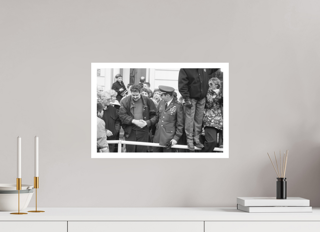 45 x 30 cm, 1. Foto mit Weißrand Johannes Hartmann: Der Handschlag (S/W-Foto)