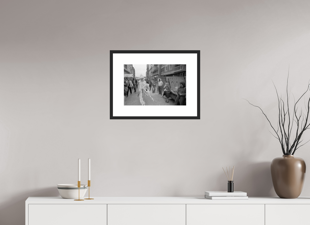 45 x 30 cm, 4b. Foto im Holz-Rahmen (20mm) mit Weißrand Johannes Hartmann: Christopher Street Day 2 (S/W-Foto)