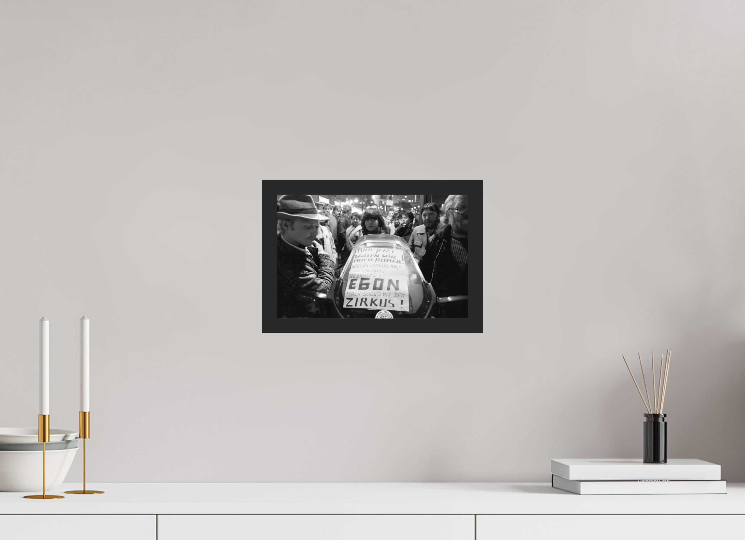 30 x 20 cm, 4a. Foto im Holz-Rahmen (20mm) Johannes Hartmann: Mach Schluss, Egon ! (S/W-Foto)