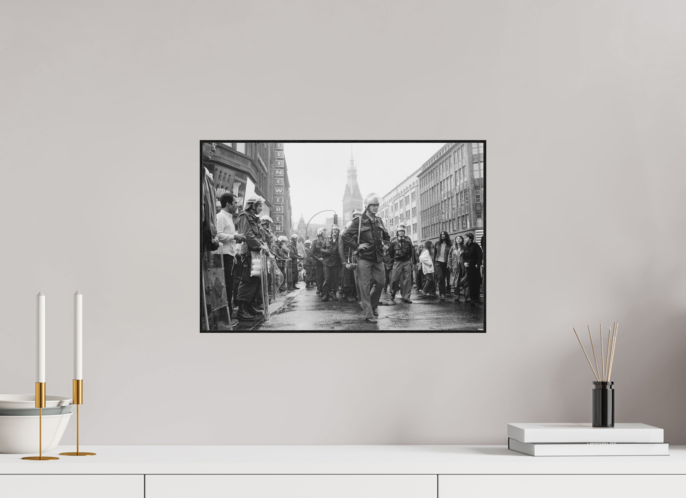 45 x 30 cm, 3a. Foto in ArtBox (4mm) Johannes Hartmann: Markanter Aufmarsch (S/W-Foto)