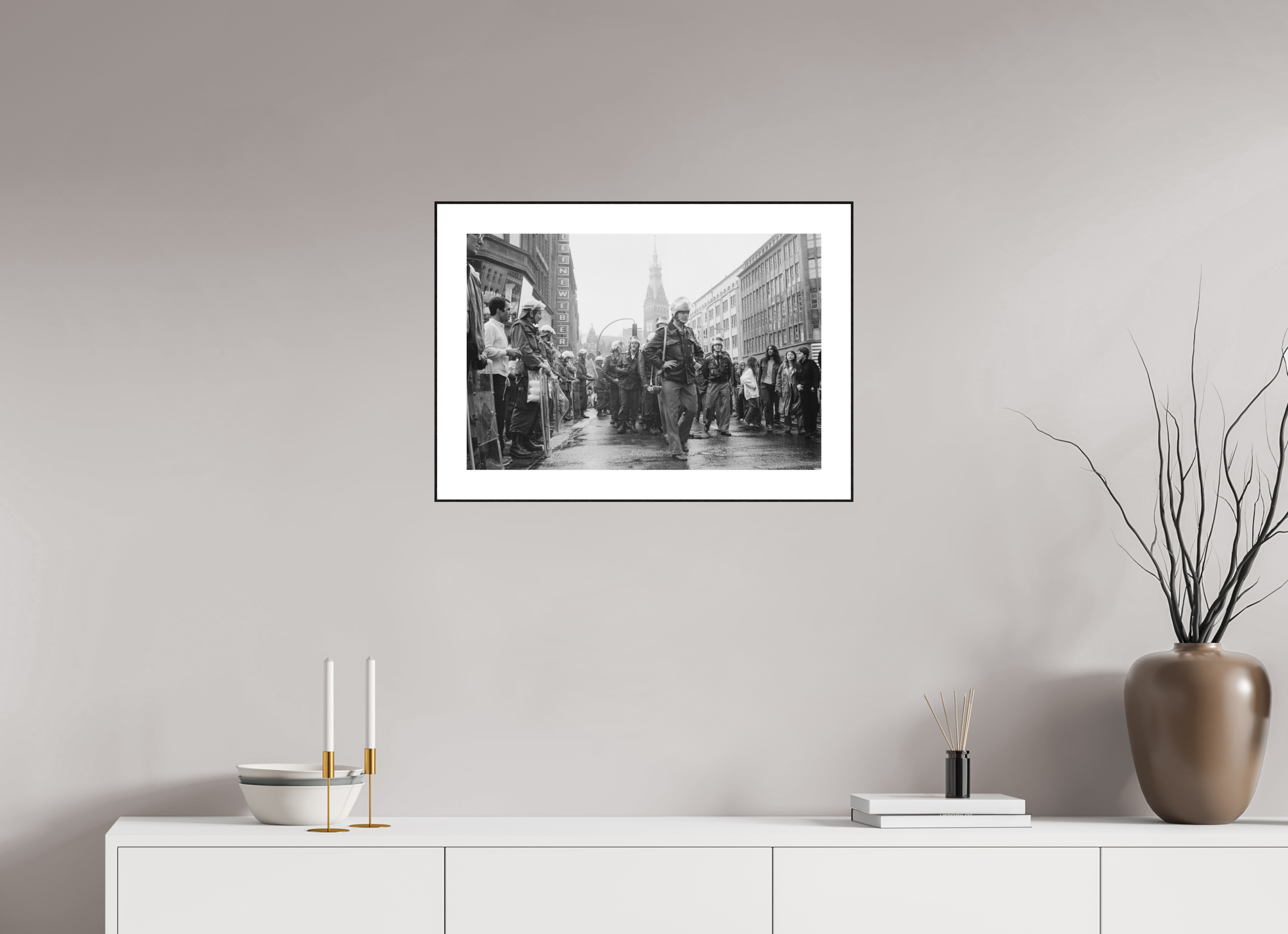 60 x 40 cm, 3b. Foto in ArtBox (4mm) mit Weißrand Johannes Hartmann: Markanter Aufmarsch (S/W-Foto)