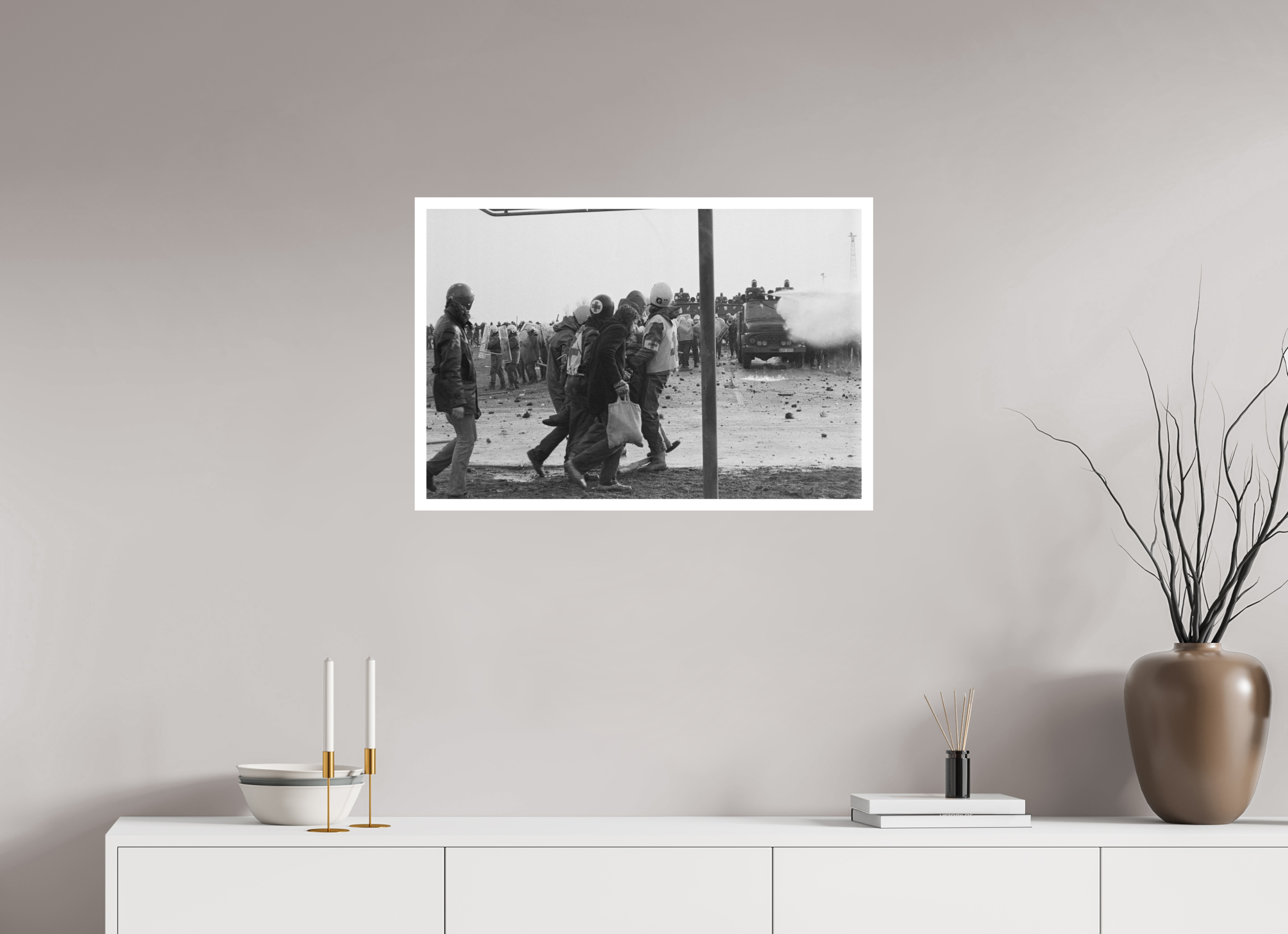 75 x 50 cm, 1. Foto mit Weißrand Johannes Hartmann: Verletztentransport (S/W-Foto)