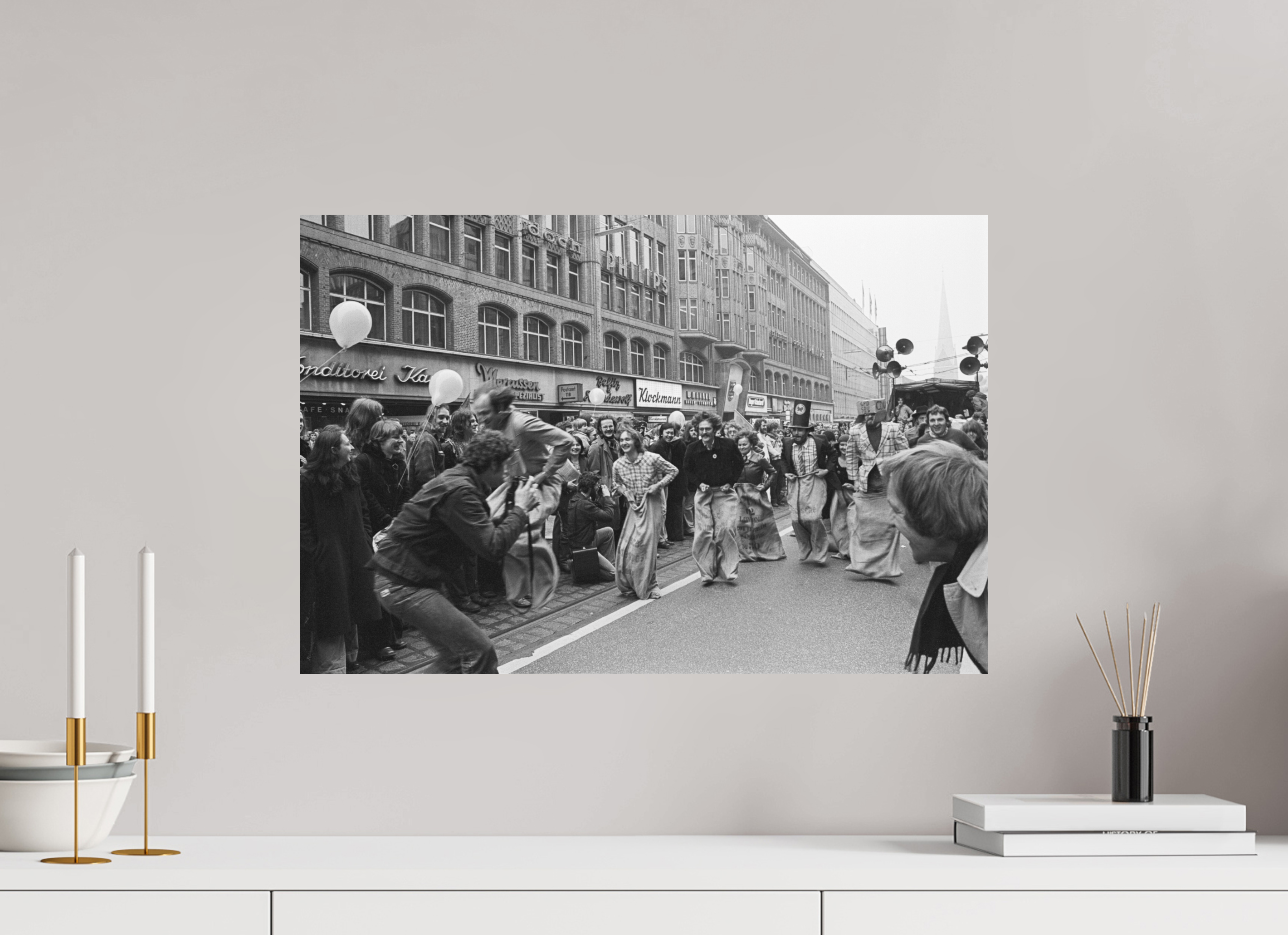 60 x 40 cm, 2. Foto auf Alu-Dibond Johannes Hartmann: Sackhüpfen der Hamburger Pfeffersäcke (S/W-Foto)