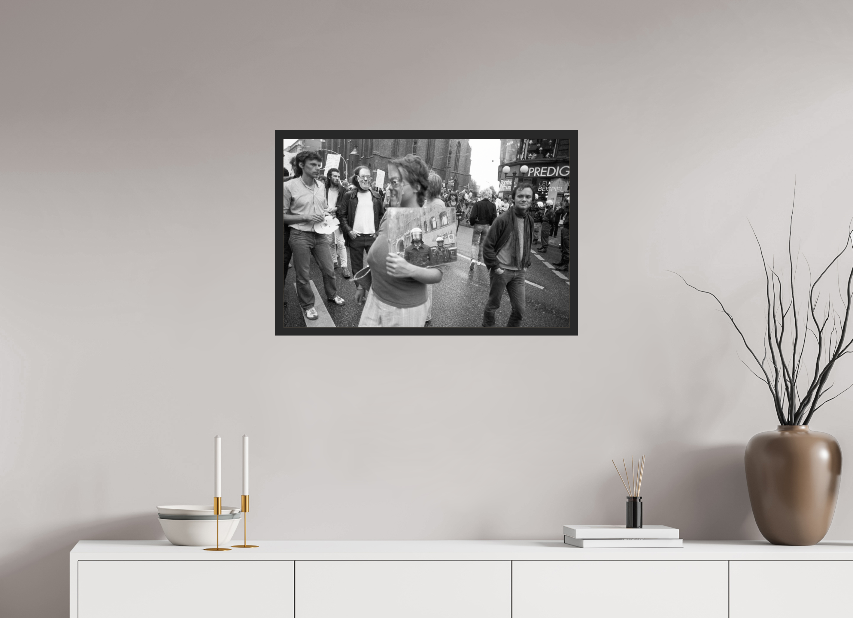 75 x 50 cm, 4a. Foto im Holz-Rahmen (20mm) Johannes Hartmann: Den Spiegel vorgehalten (S/W-Foto)